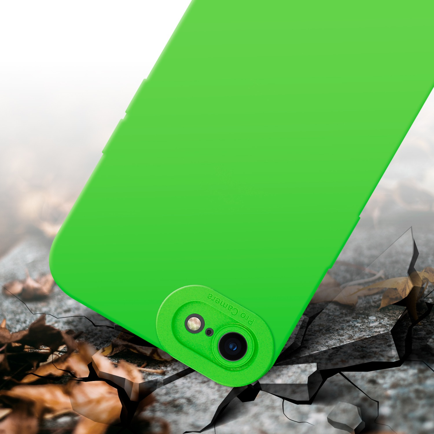 Una custodia per telefono verde è su una superficie crepata. La custodia ha un foro per la fotocamera.