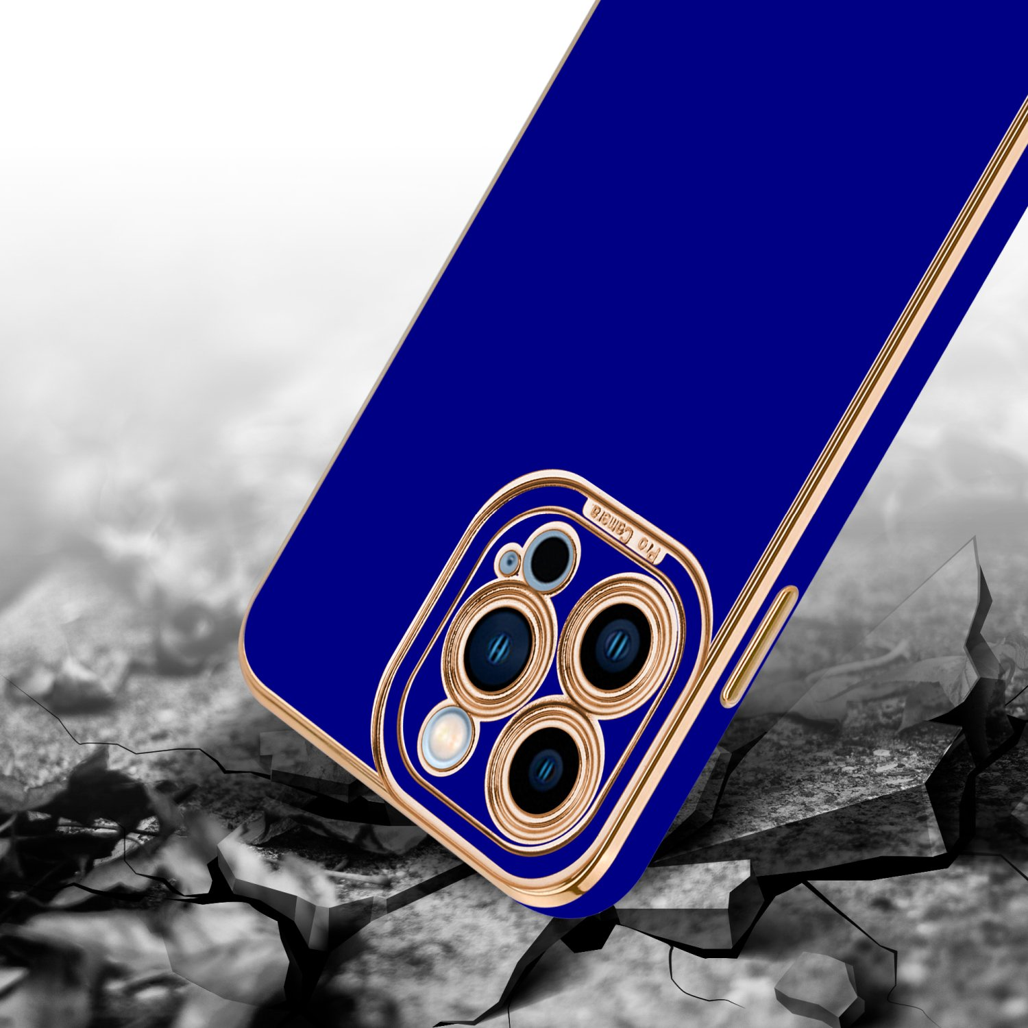 Eine blaue Handyhülle mit goldenem Rand, zerbrochener Boden im Hintergrund. Telefon zeigt Kameradetails.