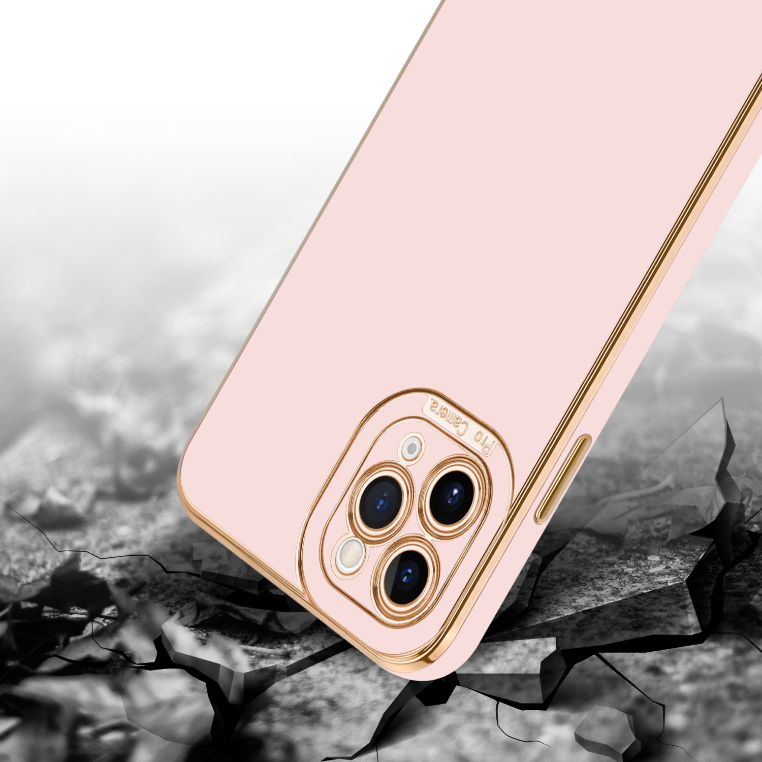 Eine rosa Handyhülle mit goldenen Rändern liegt auf rissigem Boden, mit dem Text Pro Camera. Schwarzer Hintergrund.