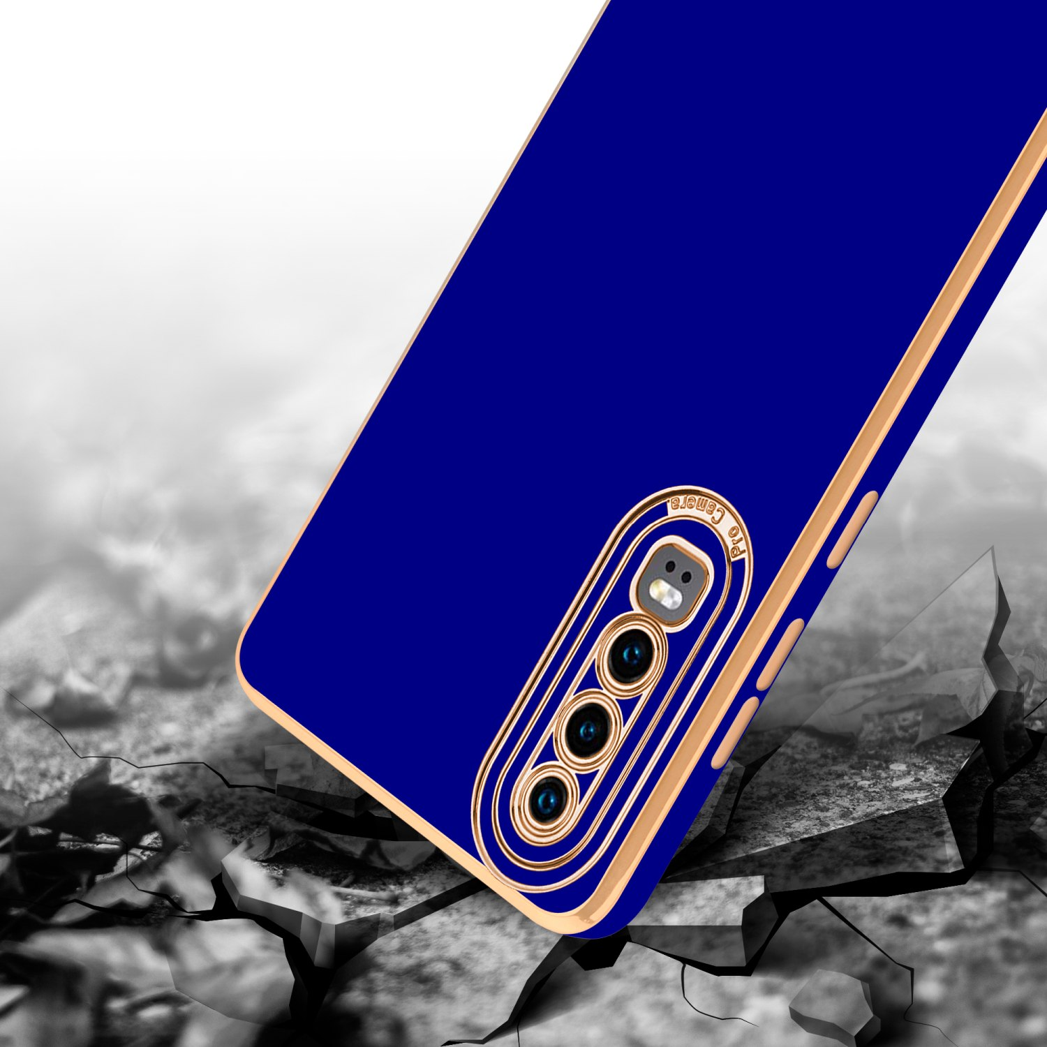 Blaue Handyhülle mit Goldrahmen, auf zerbrochenem Beton platziert. Die Hülle hat eine Kamera.