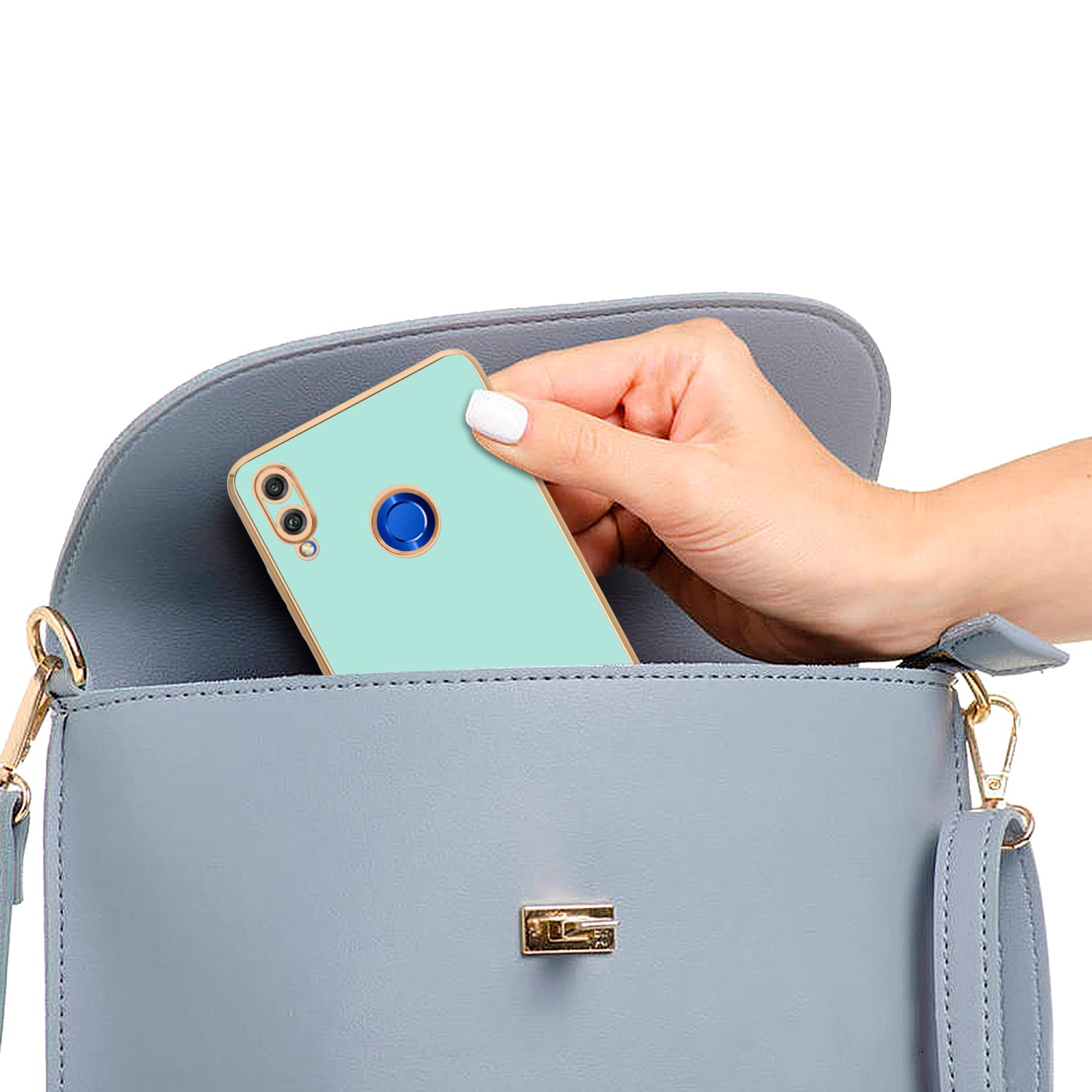 Hand, die ein Telefon in eine blaue Geldbörse legt. Telefon hat hellblaue Hülle.