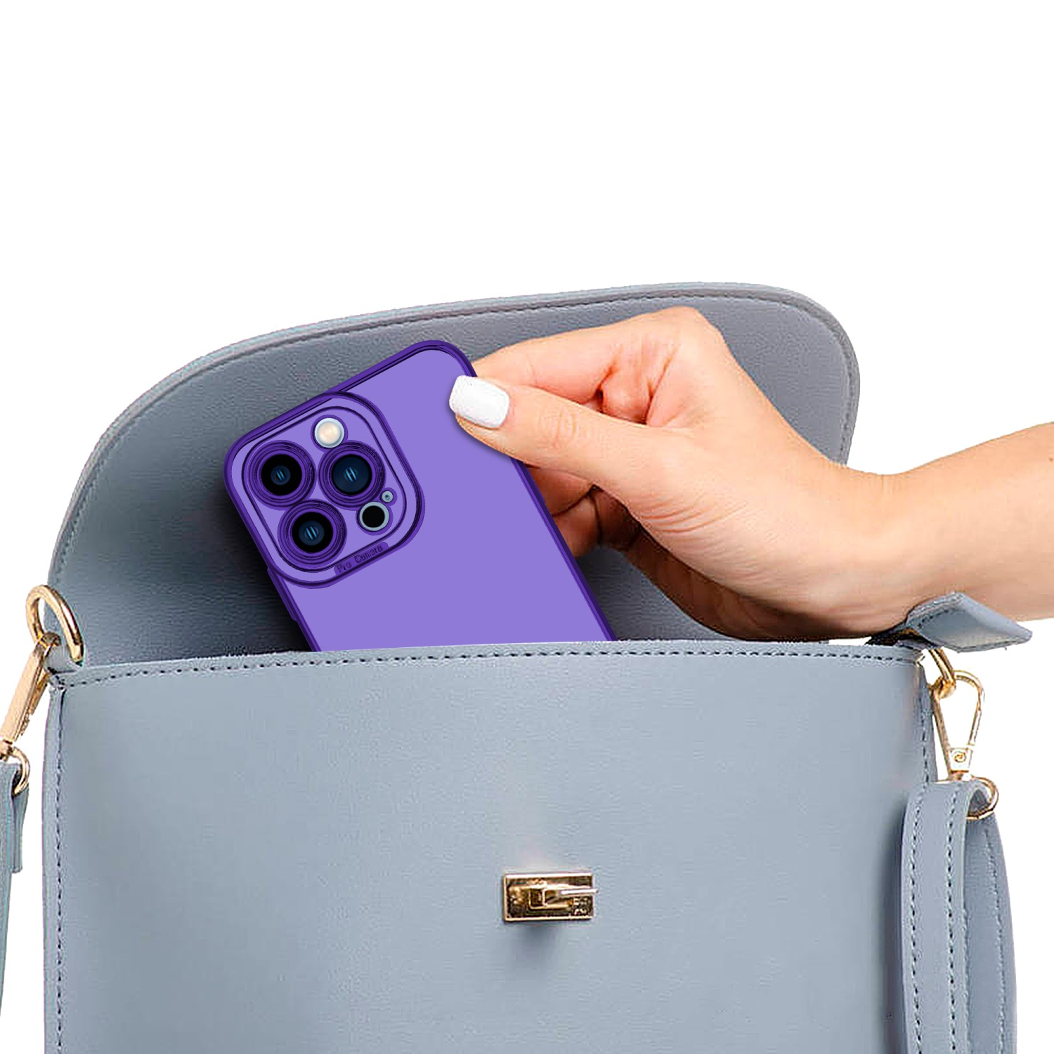 Eine Hand, die eine lila Handyhülle in einer grauen Handtasche hält.