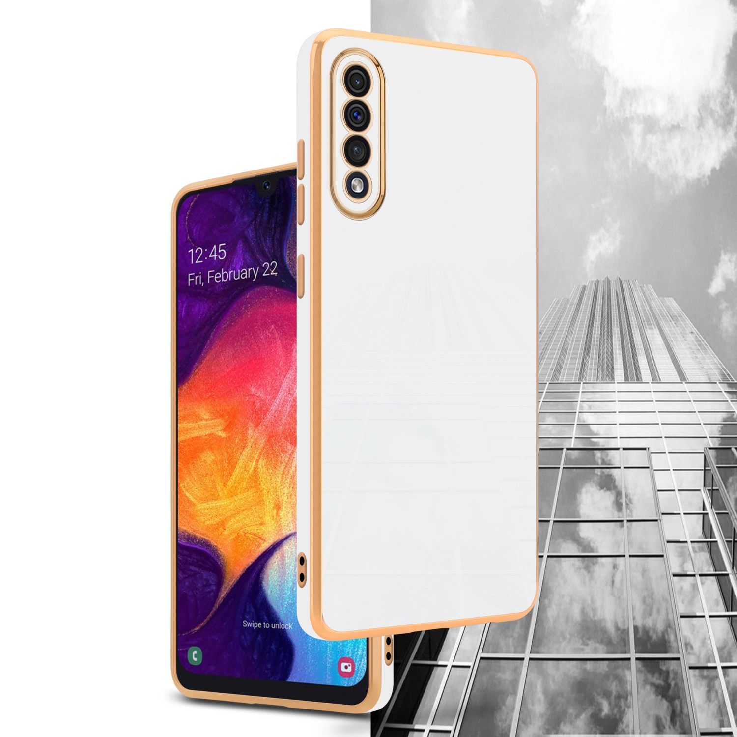 Weiße und goldene Handyhülle neben einem Telefon. Der Hintergrund zeigt ein Gebäude mit Glasfenstern und den Himmel.