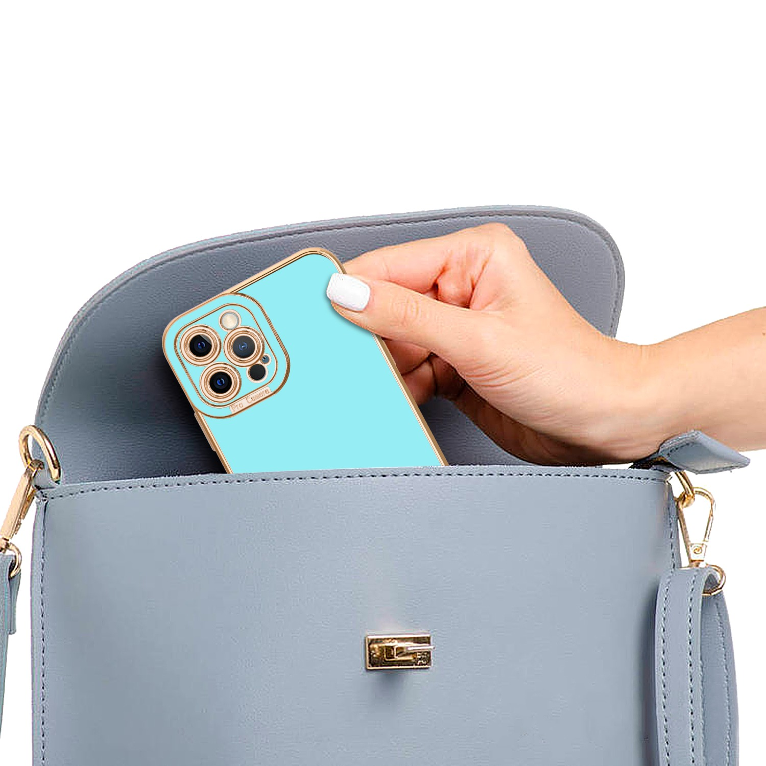 Hand legt Telefon in blaue Handtasche. Das Telefon hat eine türkisfarbene Hülle.