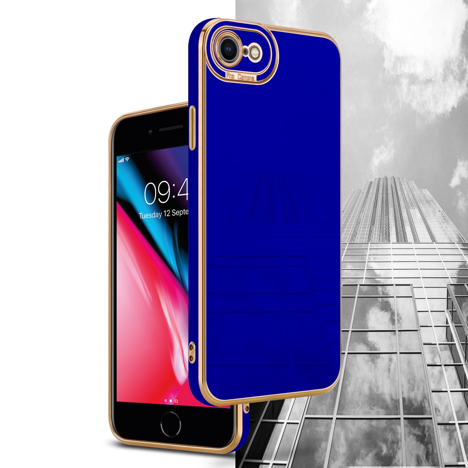 Blaue Handyhülle mit goldenem Rand, Telefon darin. Hintergrund zeigt Gebäude und Himmel.