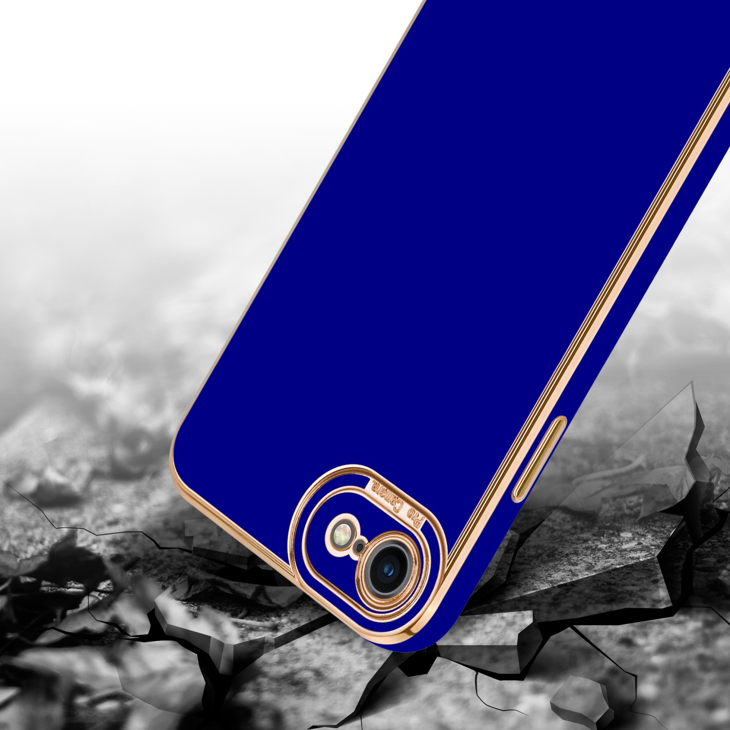 Eine blaue Handyhülle liegt auf einer zerbrochenen Oberfläche. Goldener Rand, Kamera sichtbar. Grauer Hintergrund.