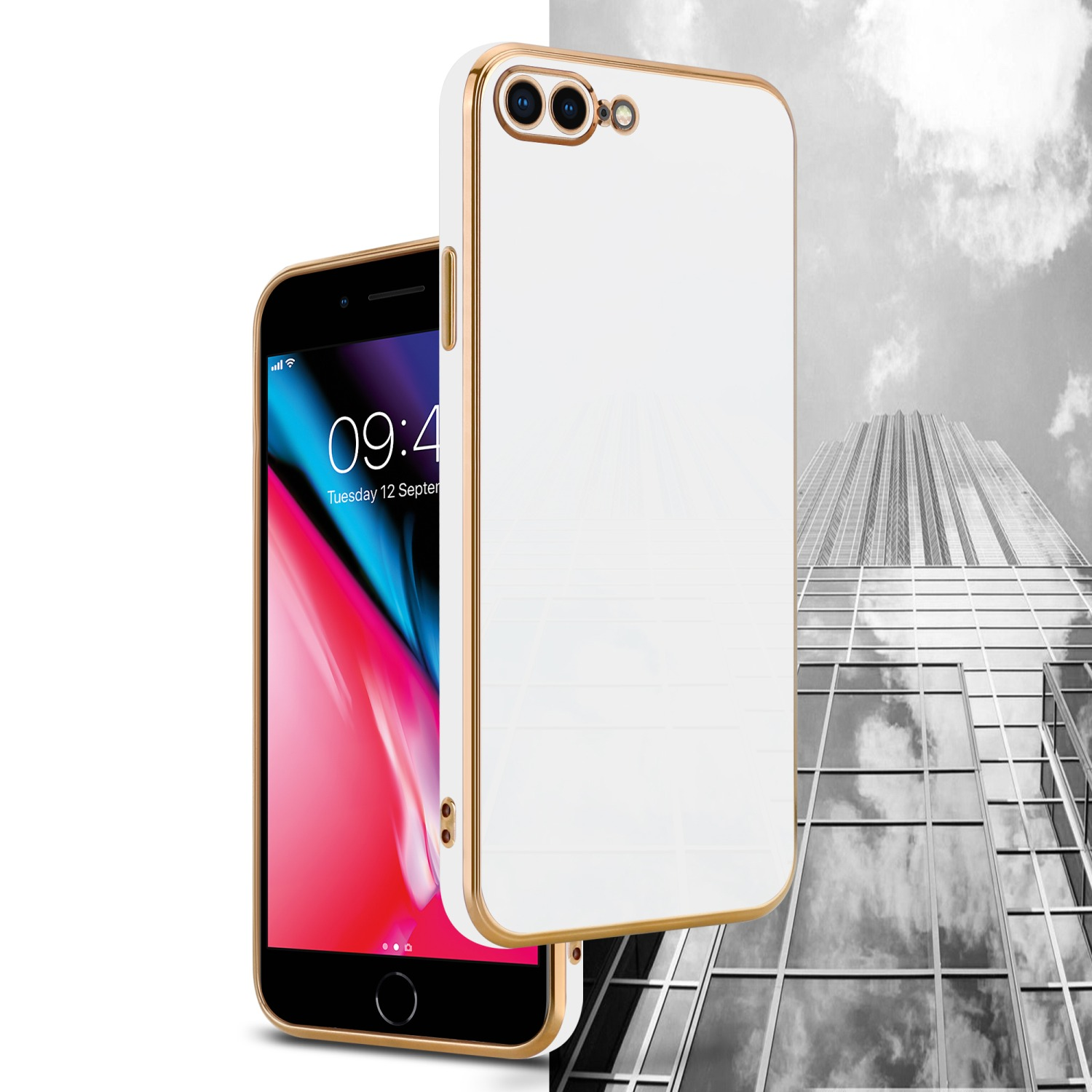 Telefon mit weißer und goldener Hülle steht neben einem ähnlichen Telefon. Hintergrund ist ein Gebäude.