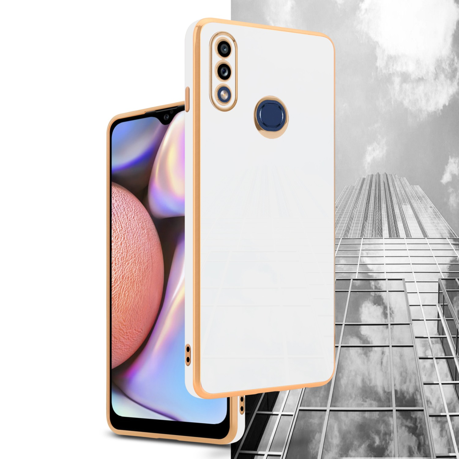 Weiße Handyhülle mit goldenem Rahmen, neben einem Telefon. Hintergrund: Graustufen-Hochhaus.