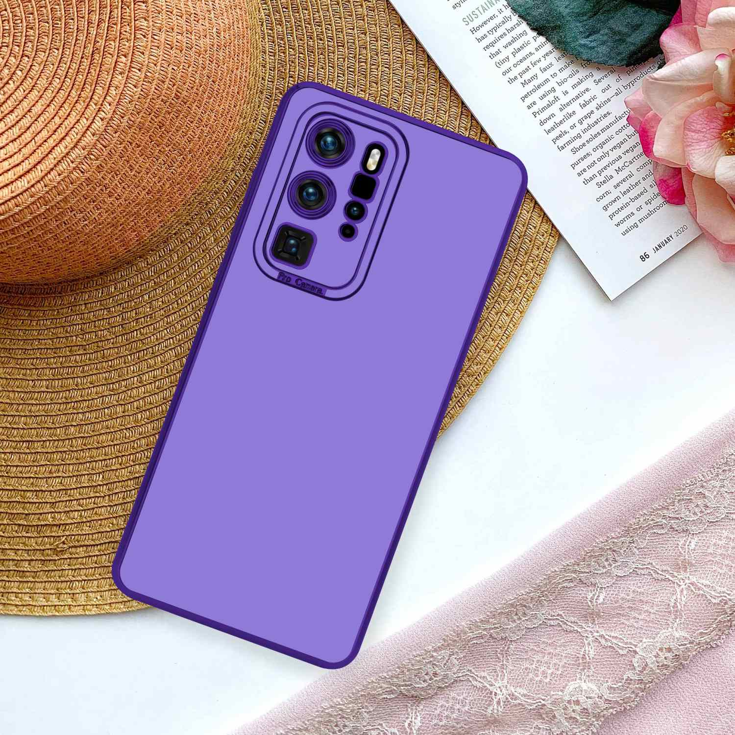 Lila Handyhülle mit Kamera. Hintergrund ist ein Magazin, ein Hut und Blumen.
