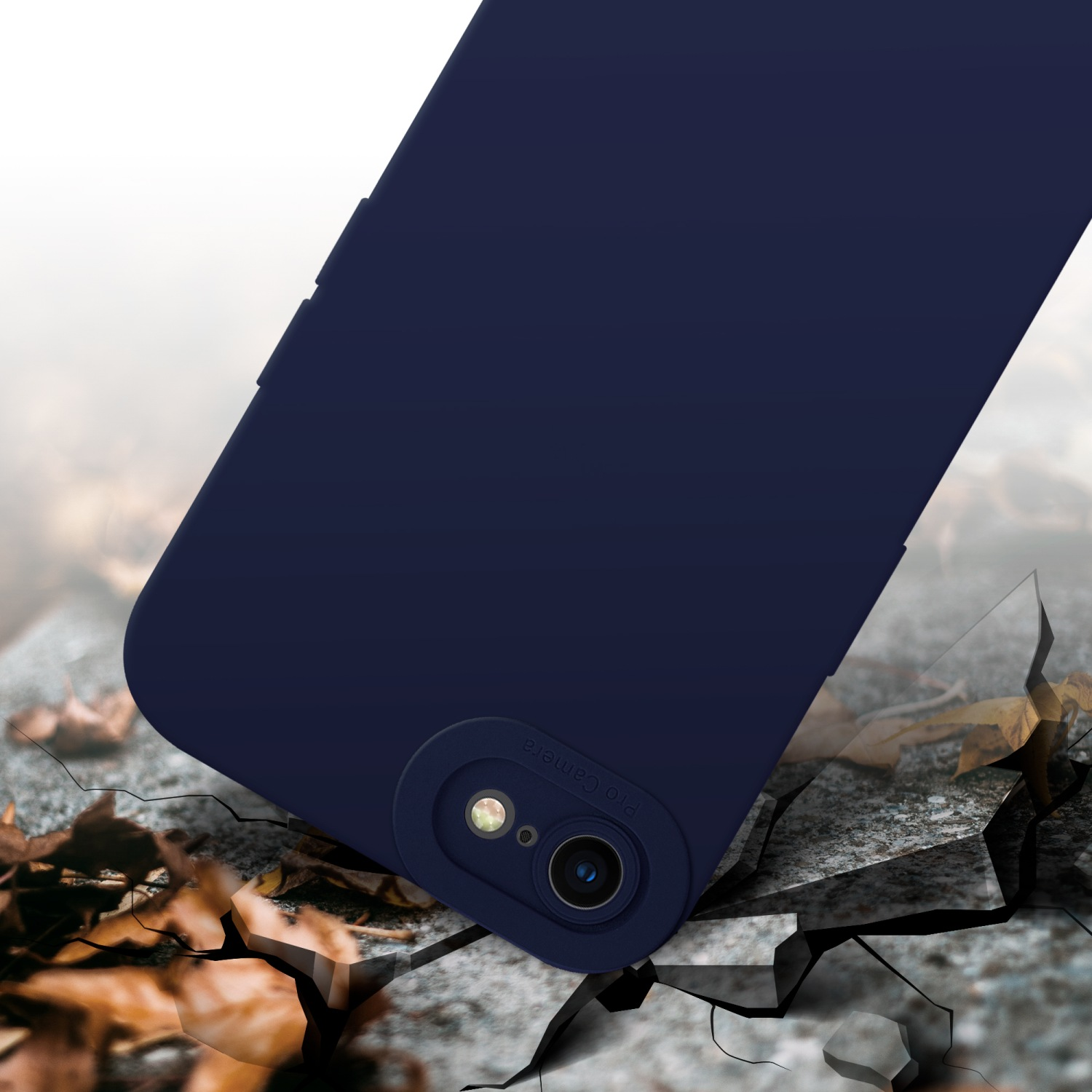 Custodia blu scuro su una superficie incrinata. La custodia ha un ritaglio per la fotocamera.