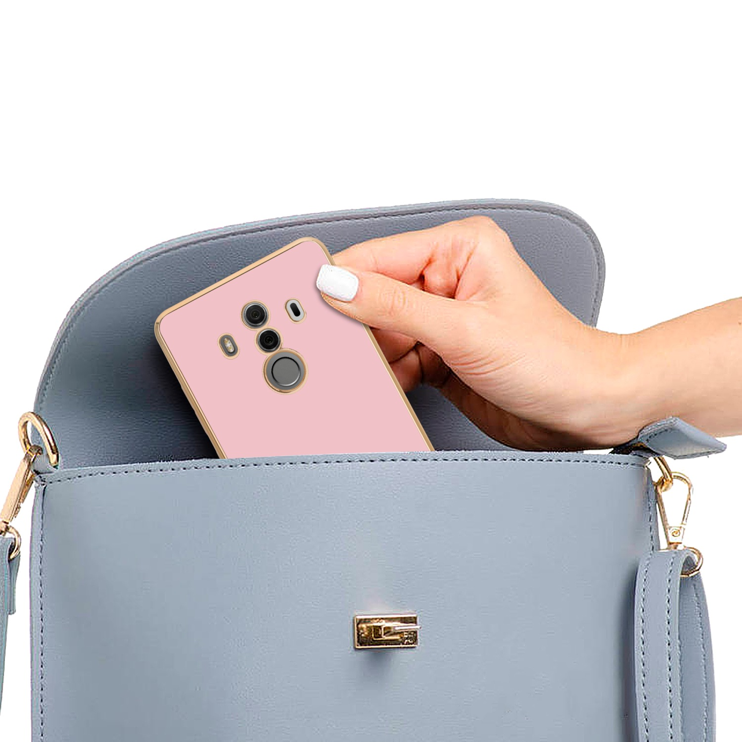 Eine Hand hält ein pinkfarbenes Telefon in einer blauen Handtasche.