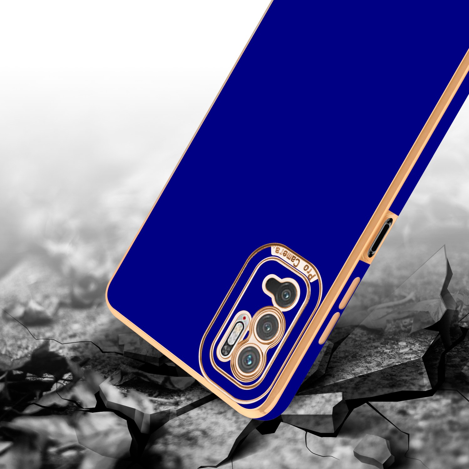 Blaue Handyhülle mit Goldbesatz auf zerbrochenem Boden. Telefon hat drei Kameras.