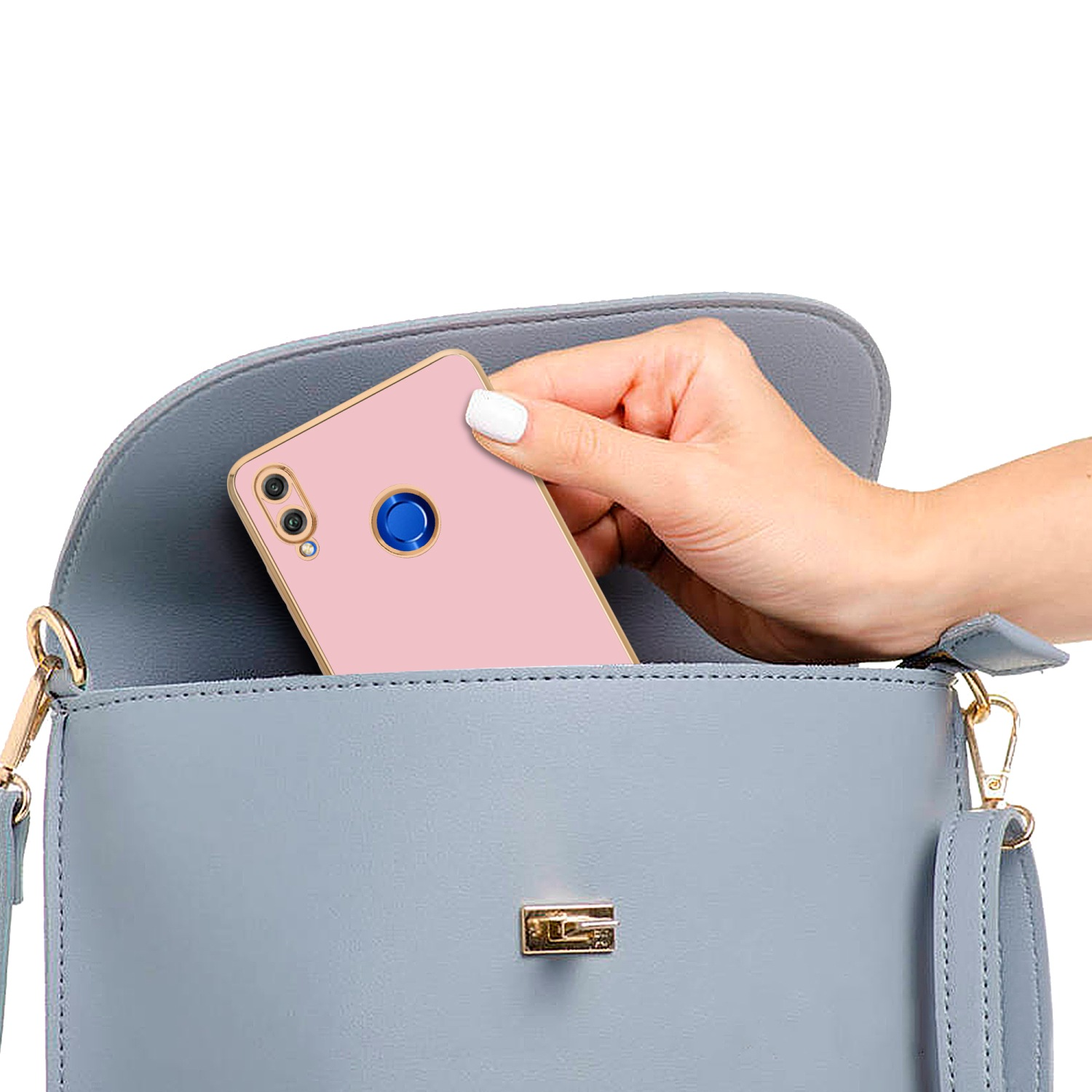 Eine Hand hält eine rosa Handyhülle in einer blauen Handtasche. Weißer Hintergrund.