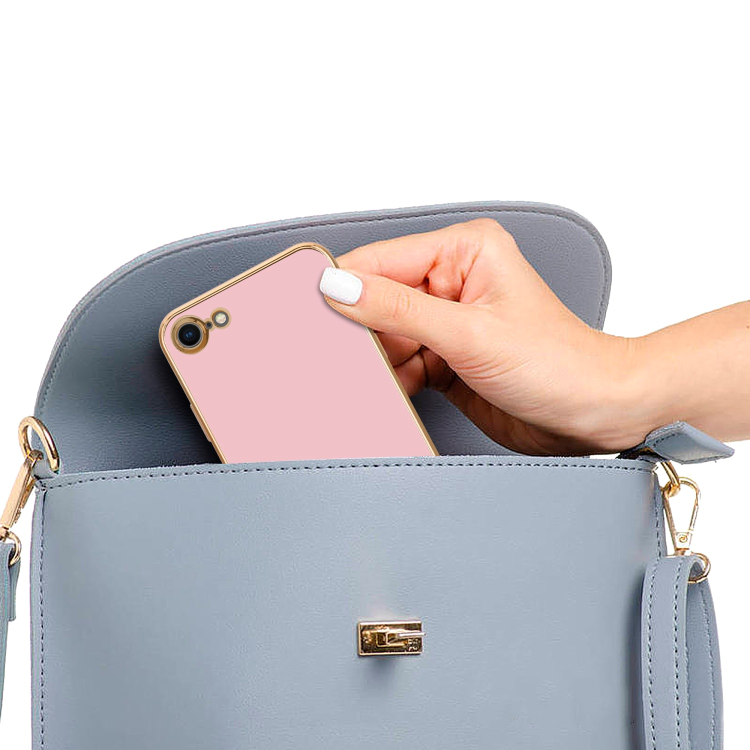 Eine Hand, die eine rosa Handyhülle hält und sie in eine blaue Tasche legt.