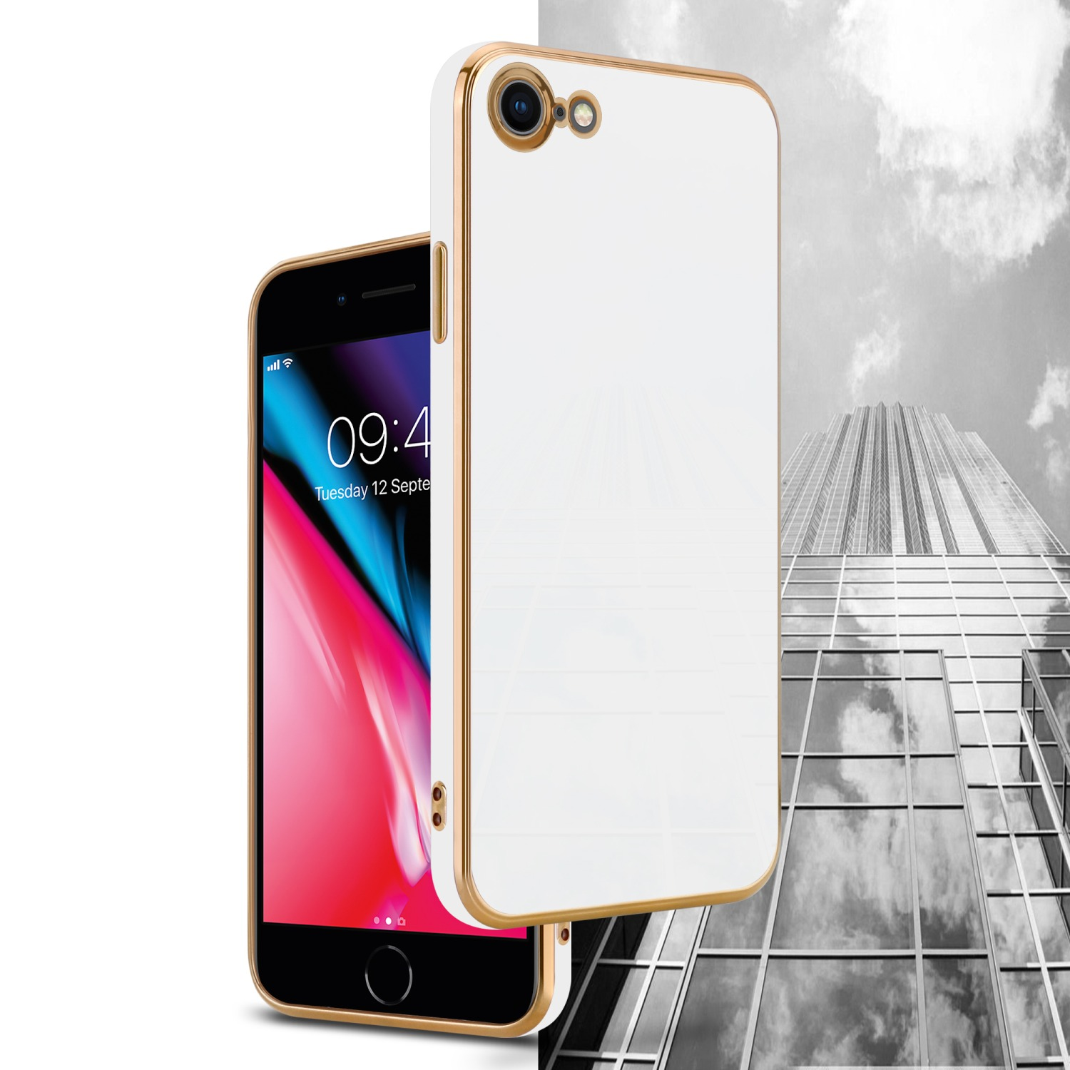 Weiß-goldene Handyhülle neben einem Telefon. Im Hintergrund ein Gebäude in Graustufen.