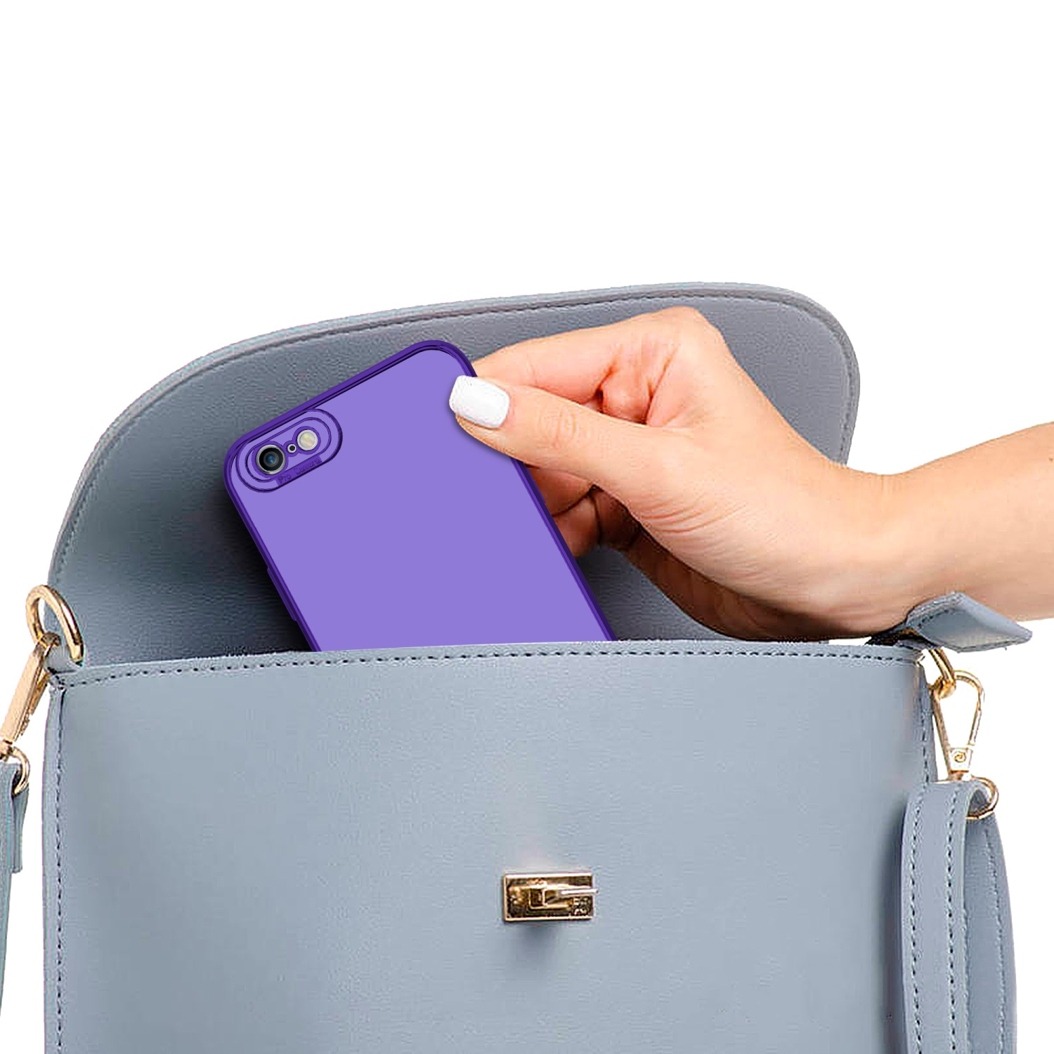 Eine Hand, die eine lila Handyhülle hält, neben einer blauen Handtasche.