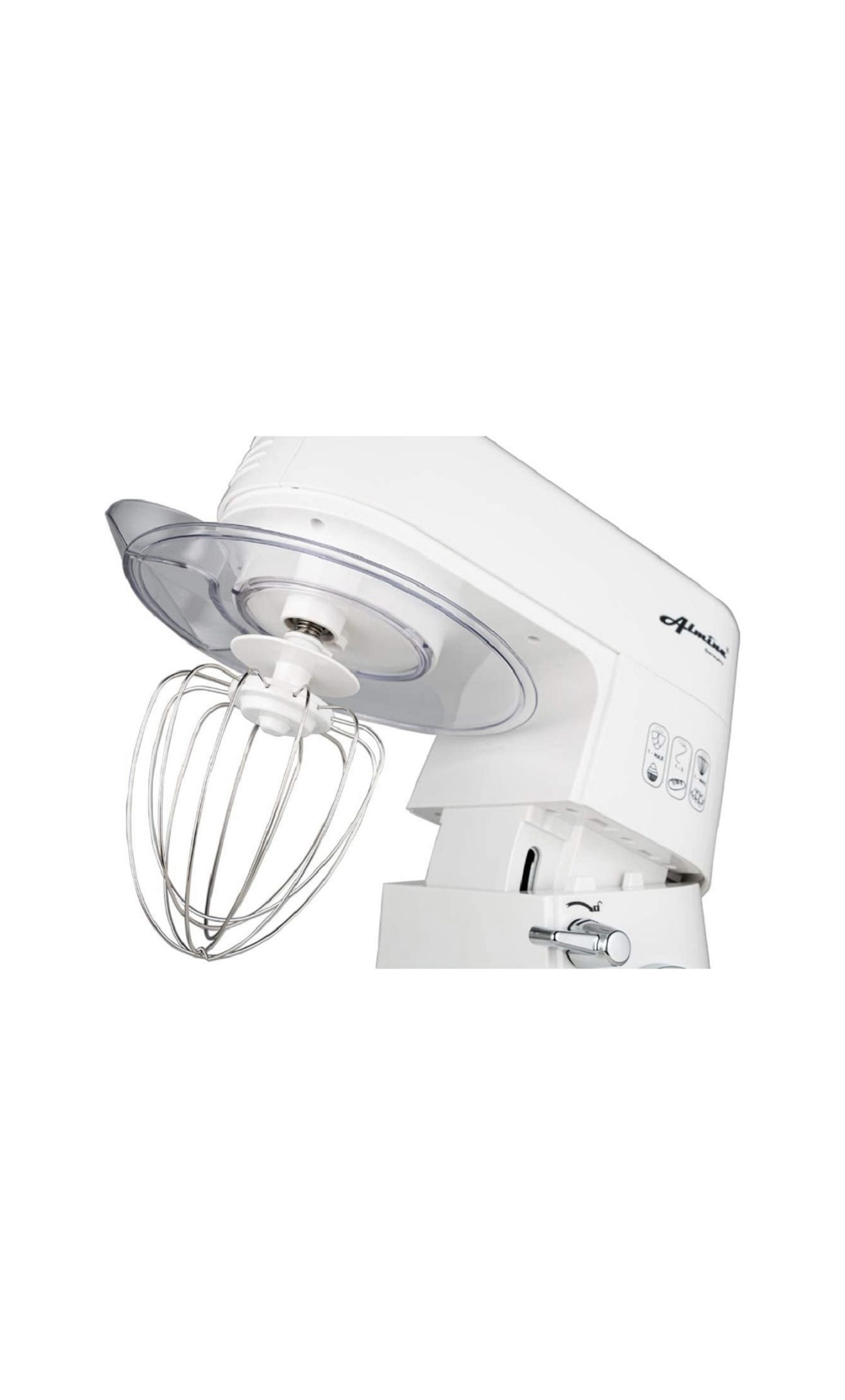 Ein weißer Küchenmixer mit Schneebesenaufsatz. Der Mixer ist nach rechts abgewinkelt.