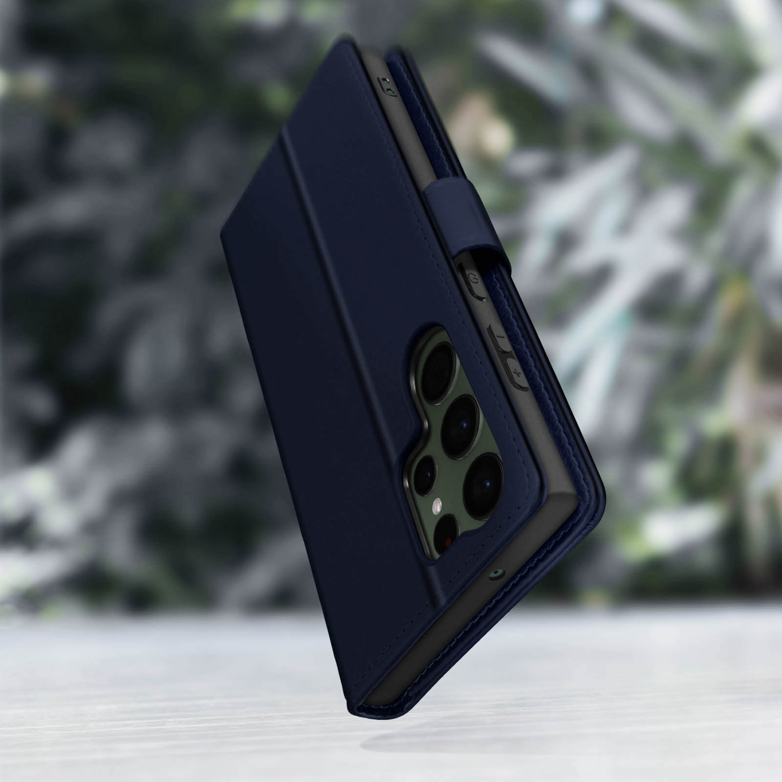 Una custodia per telefono blu navy in materiale similpelle, con un design aperto.