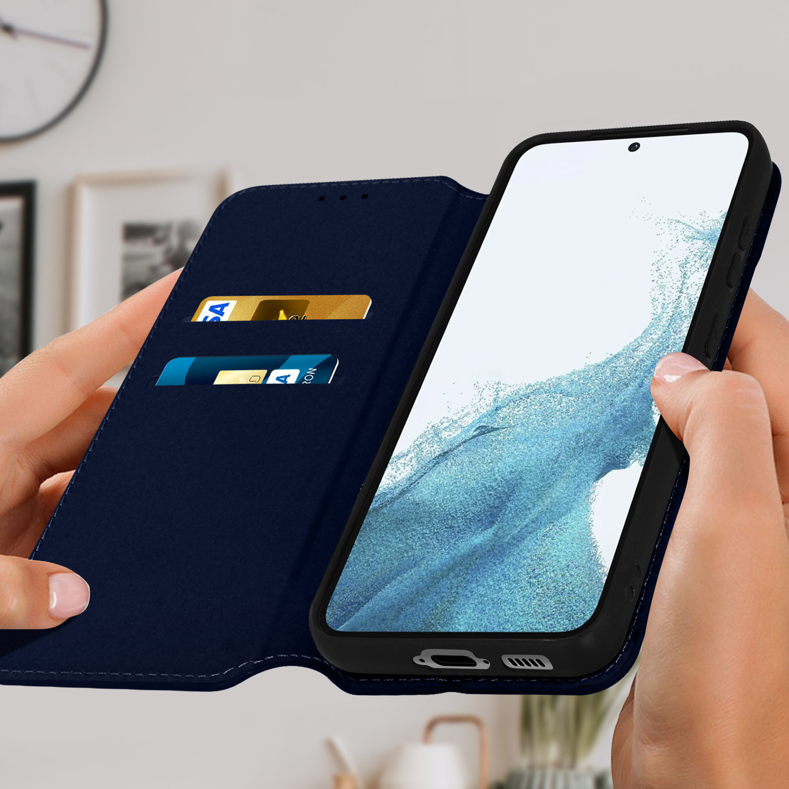 Un téléphone à l'intérieur d'un étui bleu, tenu par des mains. Le fond est neutre.