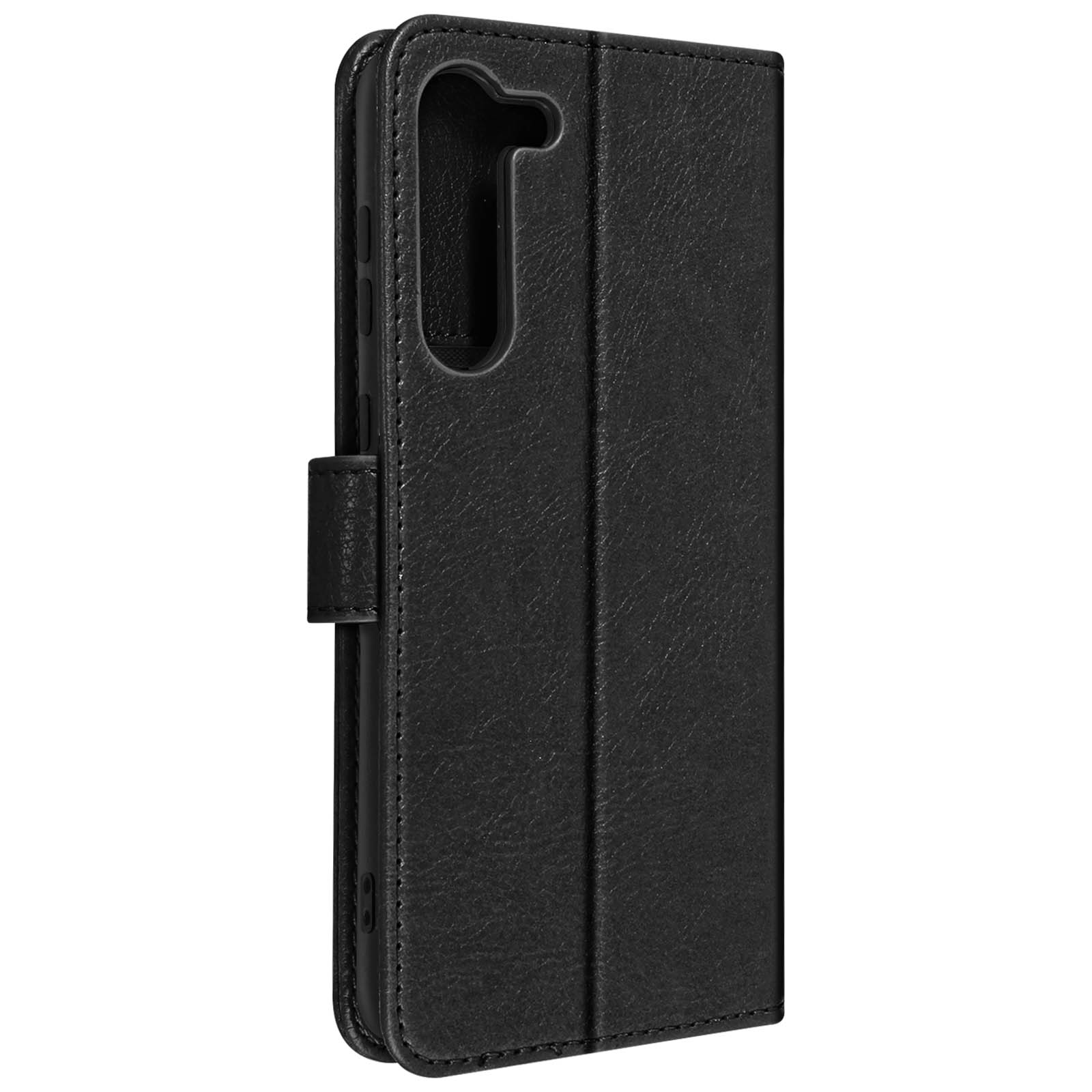 Zwarte leren telefoonhoes, opgevouwen, met magnetische sluiting. De hoes is gesloten.