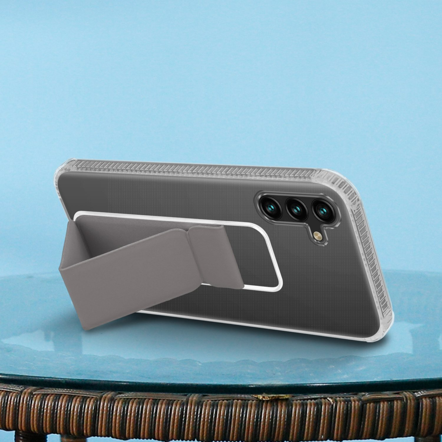 Telefon mit Ständer, grauer Hülle, weißem Rahmen und blauem Hintergrund.