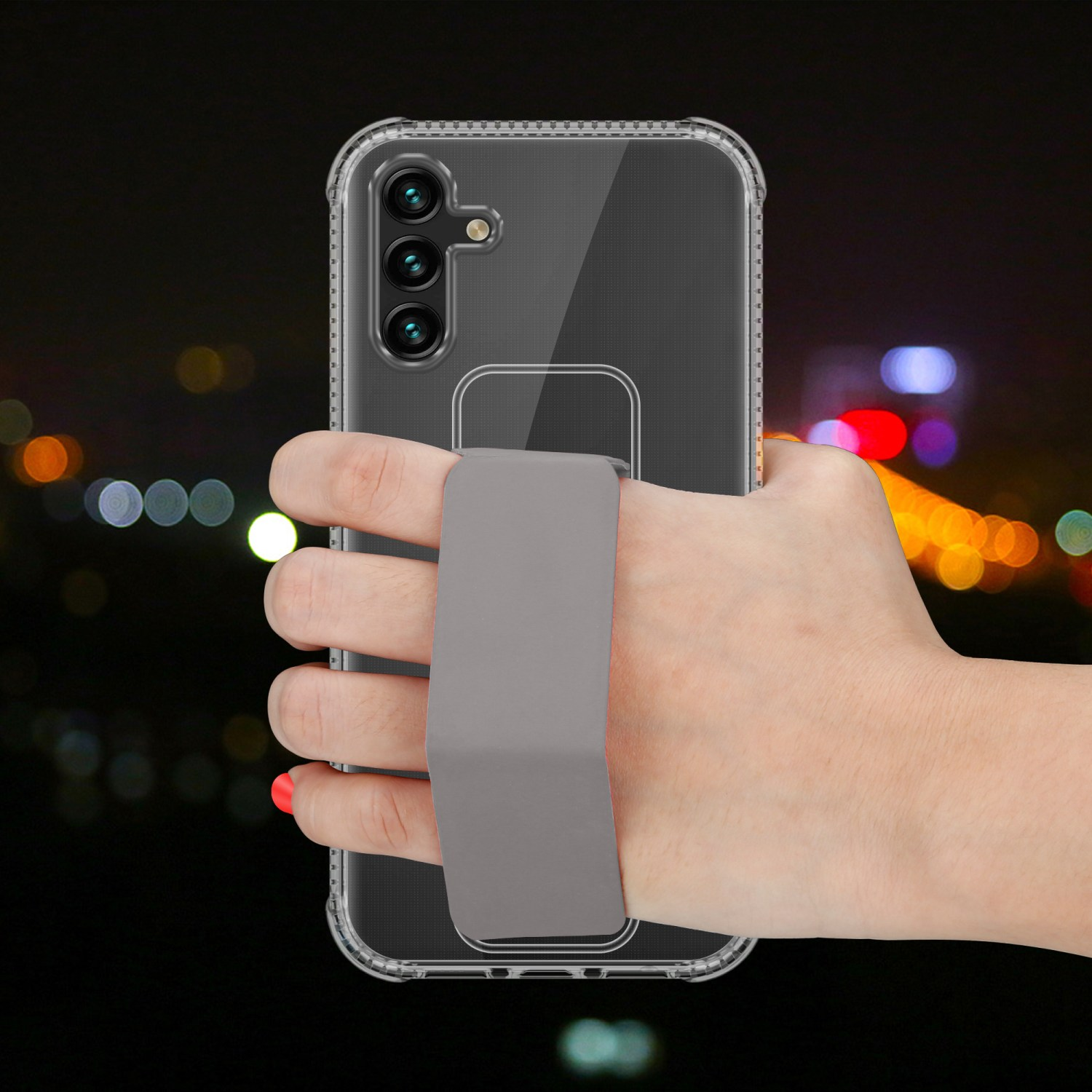 Person hält ein Telefon in einer durchsichtigen Hülle mit grauem Griff. Nacht-Hintergrund.
