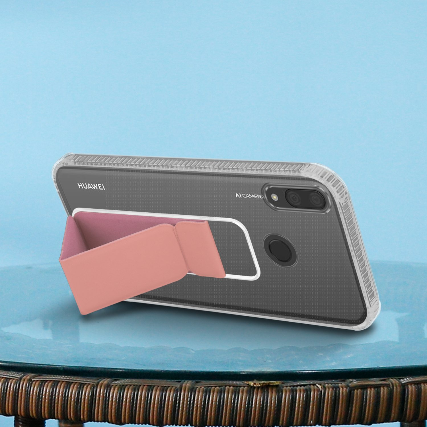 Ein Telefon in einer durchsichtigen Hülle mit Ständer auf blauem Hintergrund. Das Telefon ist leicht angewinkelt.