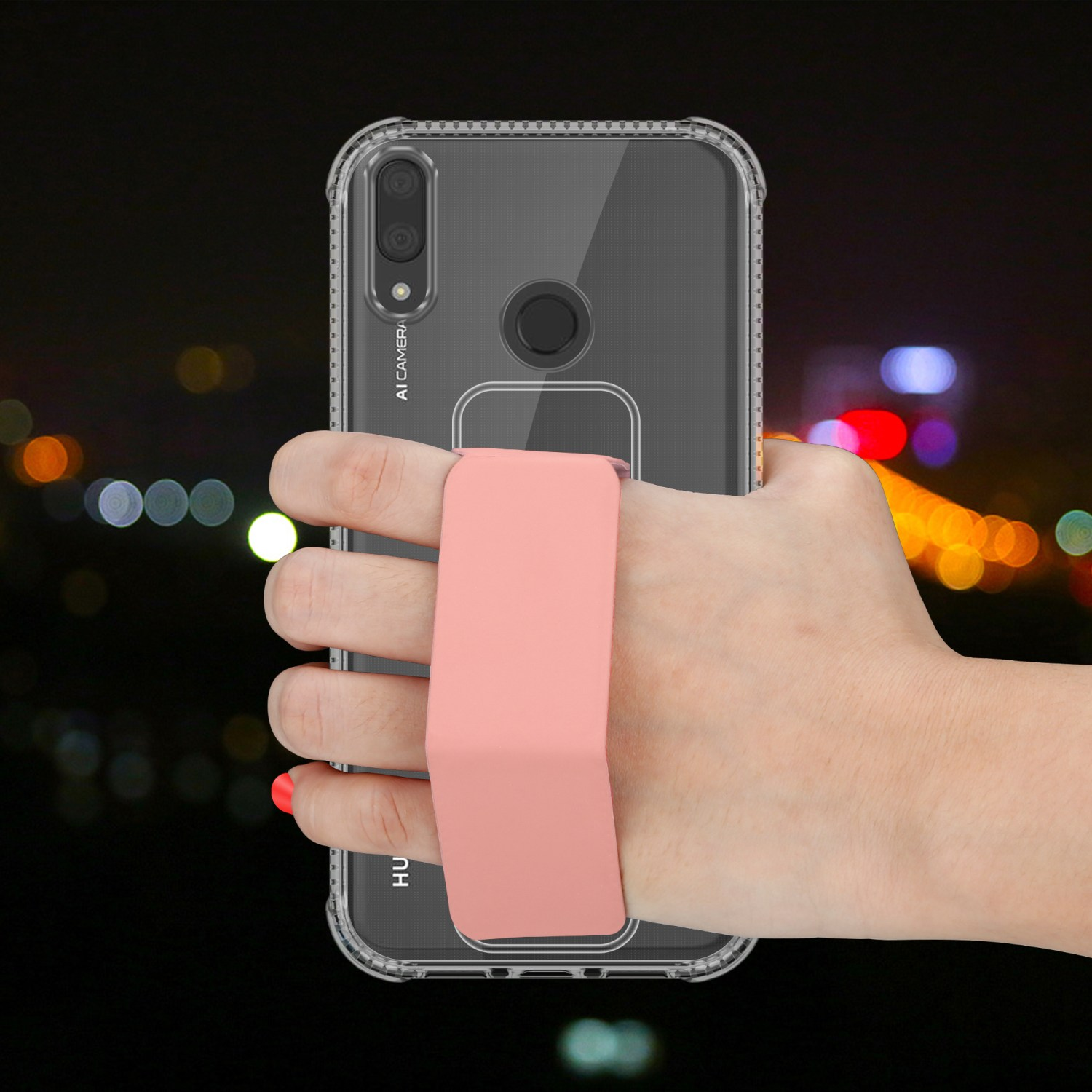 Hand hält eine durchsichtige Handyhülle mit pinkfarbenem Riemen. Der Hintergrund ist eine verschwommene Nachtszene.