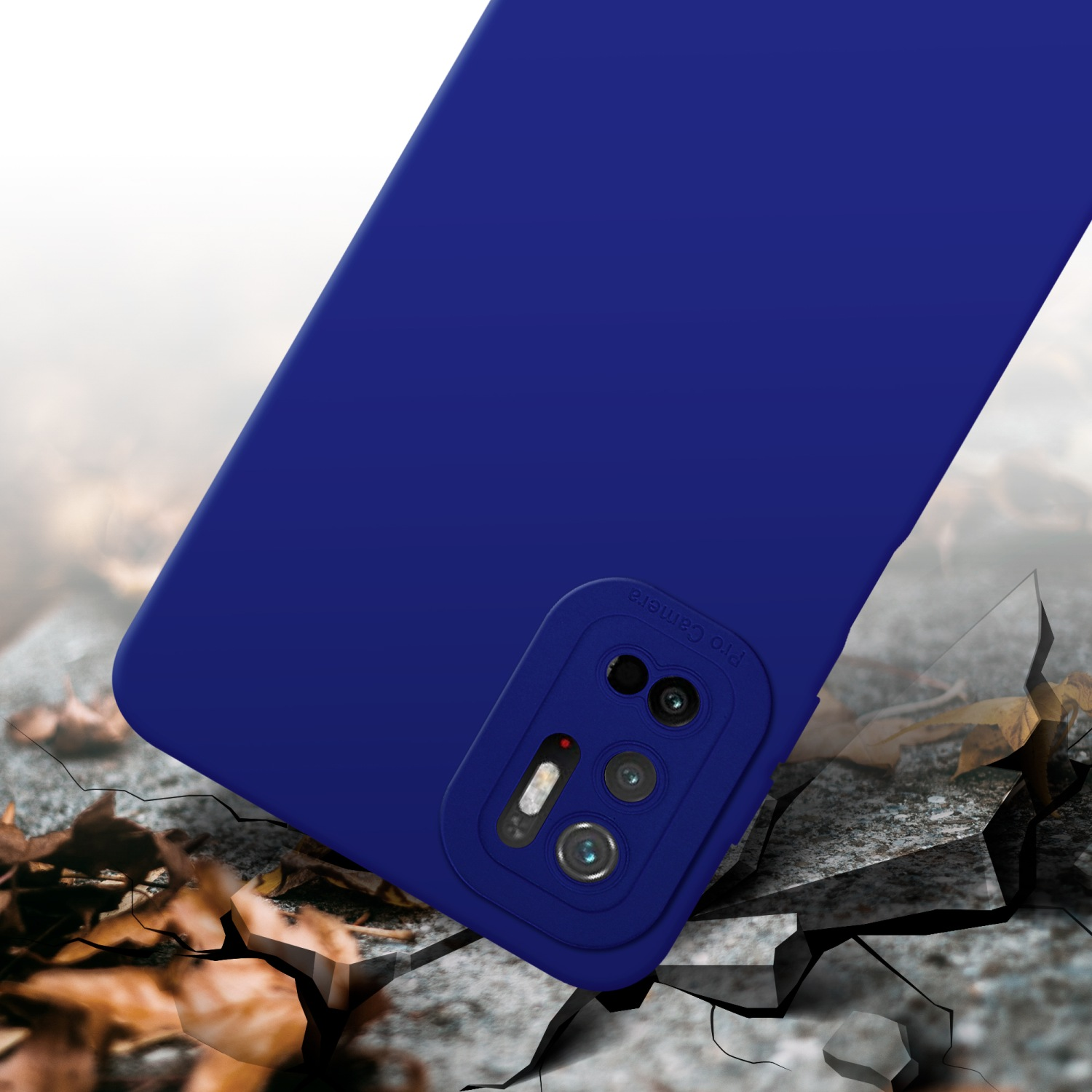 Custodia blu su superficie crepata. Foglie intorno.