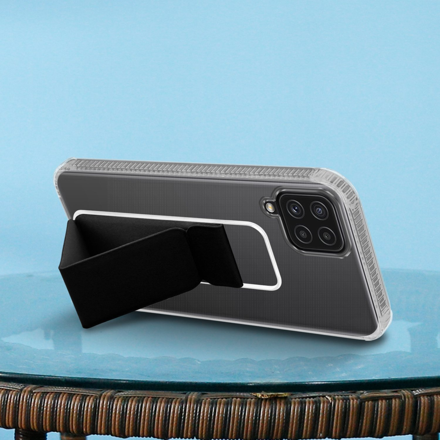 Transparente Handyhülle mit schwarzem Ständer. Blauer Hintergrund. Telefon auf dem Ständer.