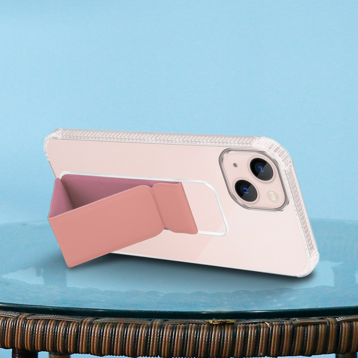 Telefon mit pinkfarbenem Handyhalter. Blauer Hintergrund.