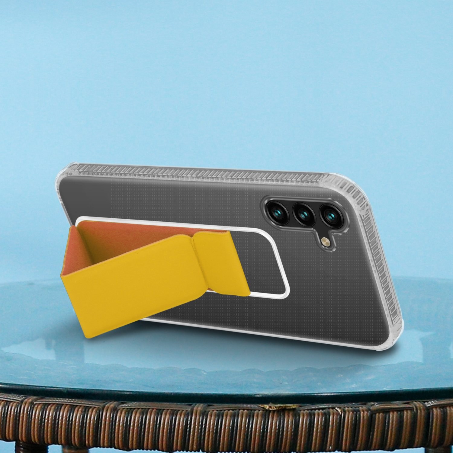 Ein Telefon mit einem gelb-orangenen Ständer auf blauem Hintergrund. Klare Hülle.