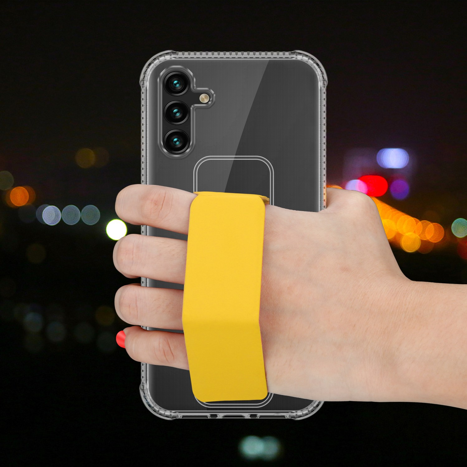 Hand hält ein Telefon mit gelber Riemenhülle. Verschwommener Hintergrund.