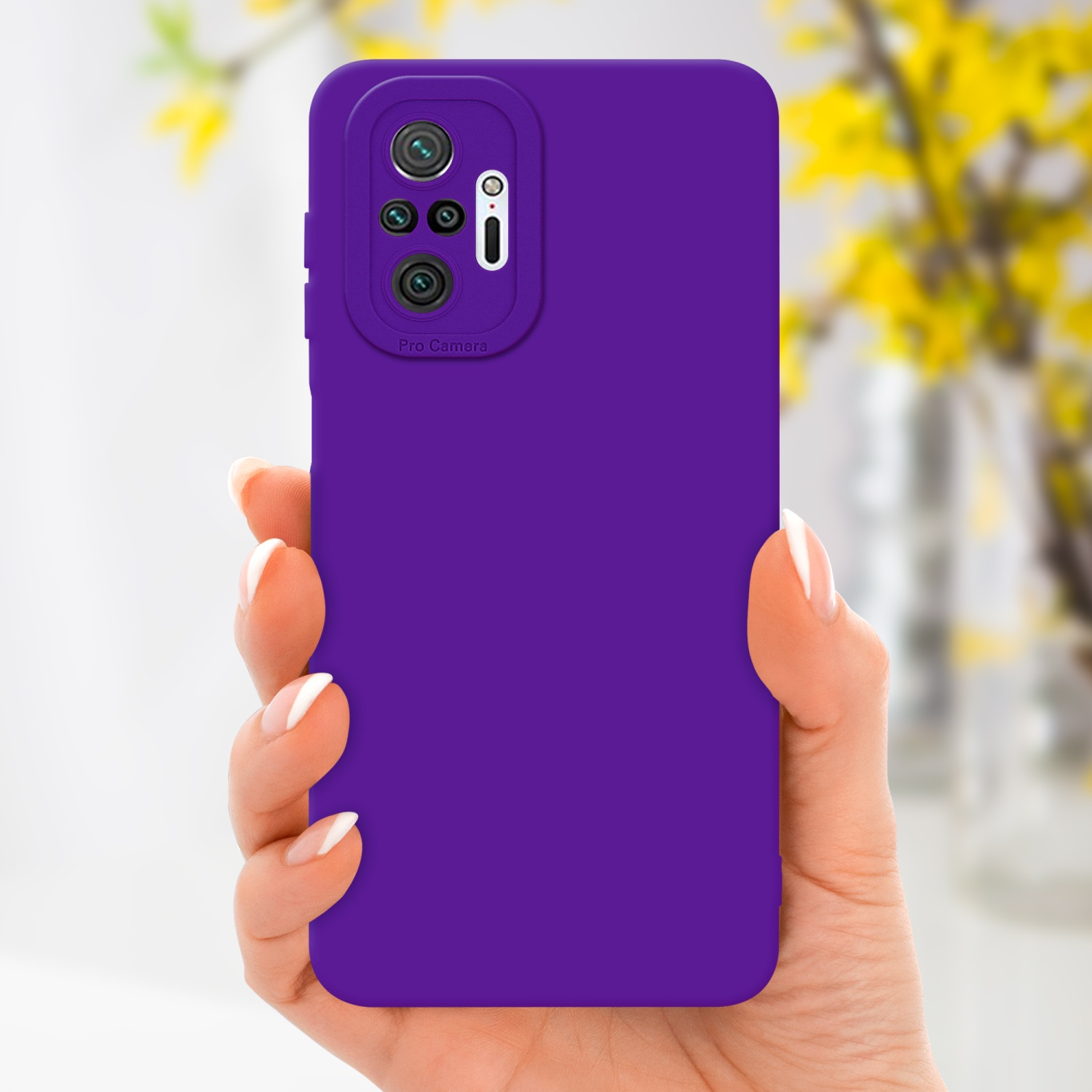 Une main tenant une coque de téléphone violette. Fleurs jaunes en arrière-plan.