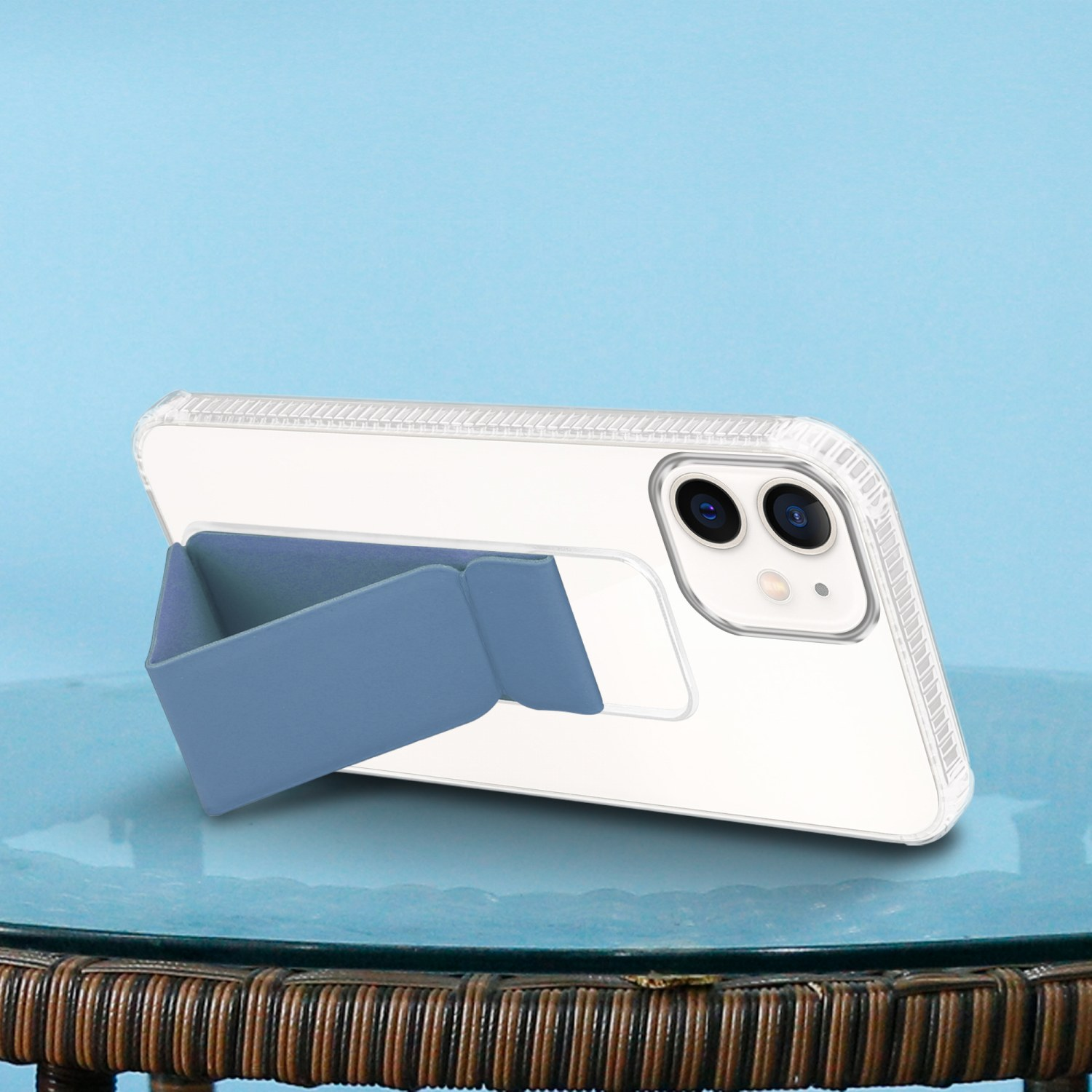Weißes Telefon in transparenter Hülle mit blauem Ständer.