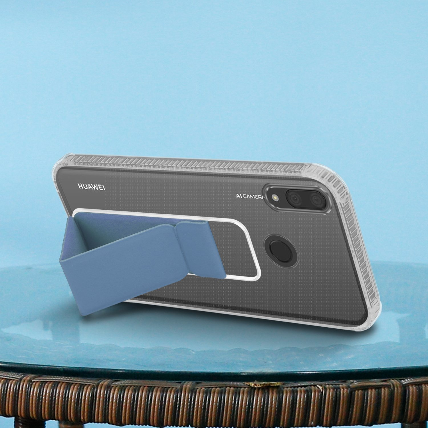 Telefon in klarer Hülle mit blauem Ständer. Telefon lehnt am Ständer, blauer Hintergrund.