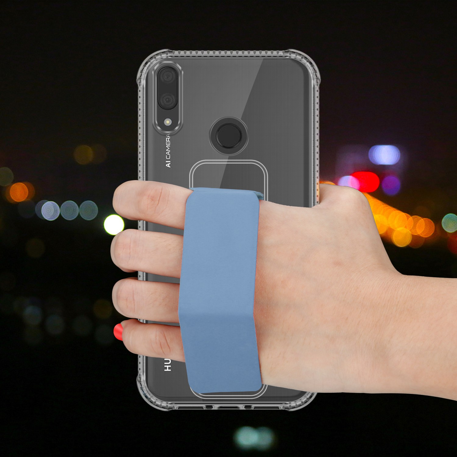 Eine Hand, die ein Telefon mit einer transparenten Hülle und einem blauen Fingerriemen hält, Nacht.