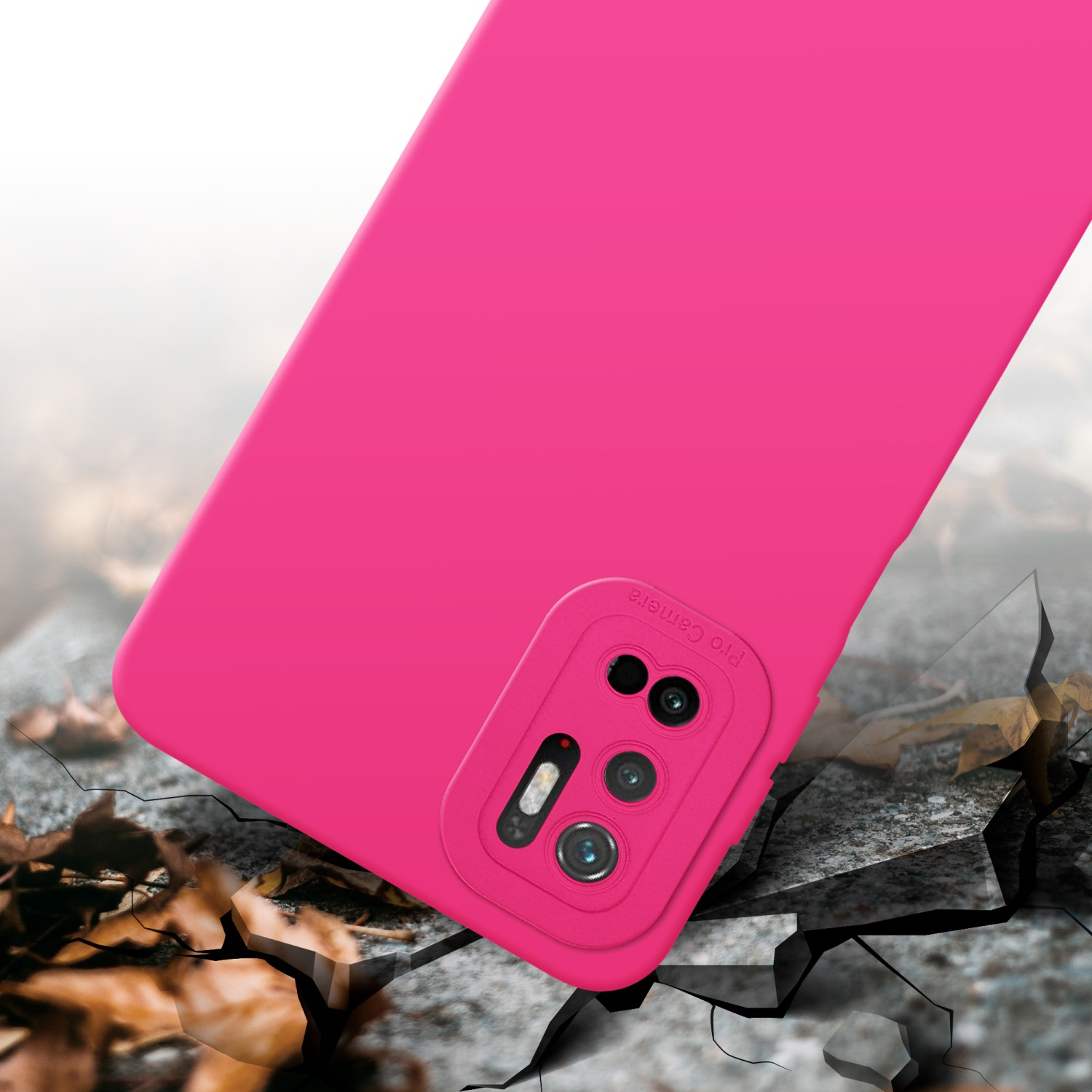 Una custodia per telefono rosa su una superficie incrinata. La custodia ha un rialzo per la fotocamera.