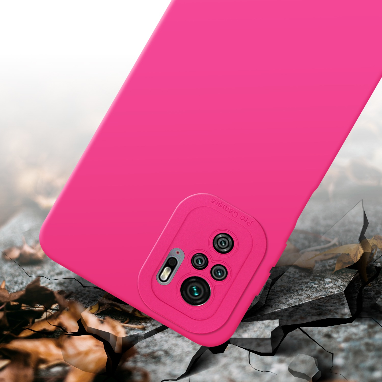 Una custodia per telefono rosa è su una superficie crepata. La custodia ha fori per la fotocamera.