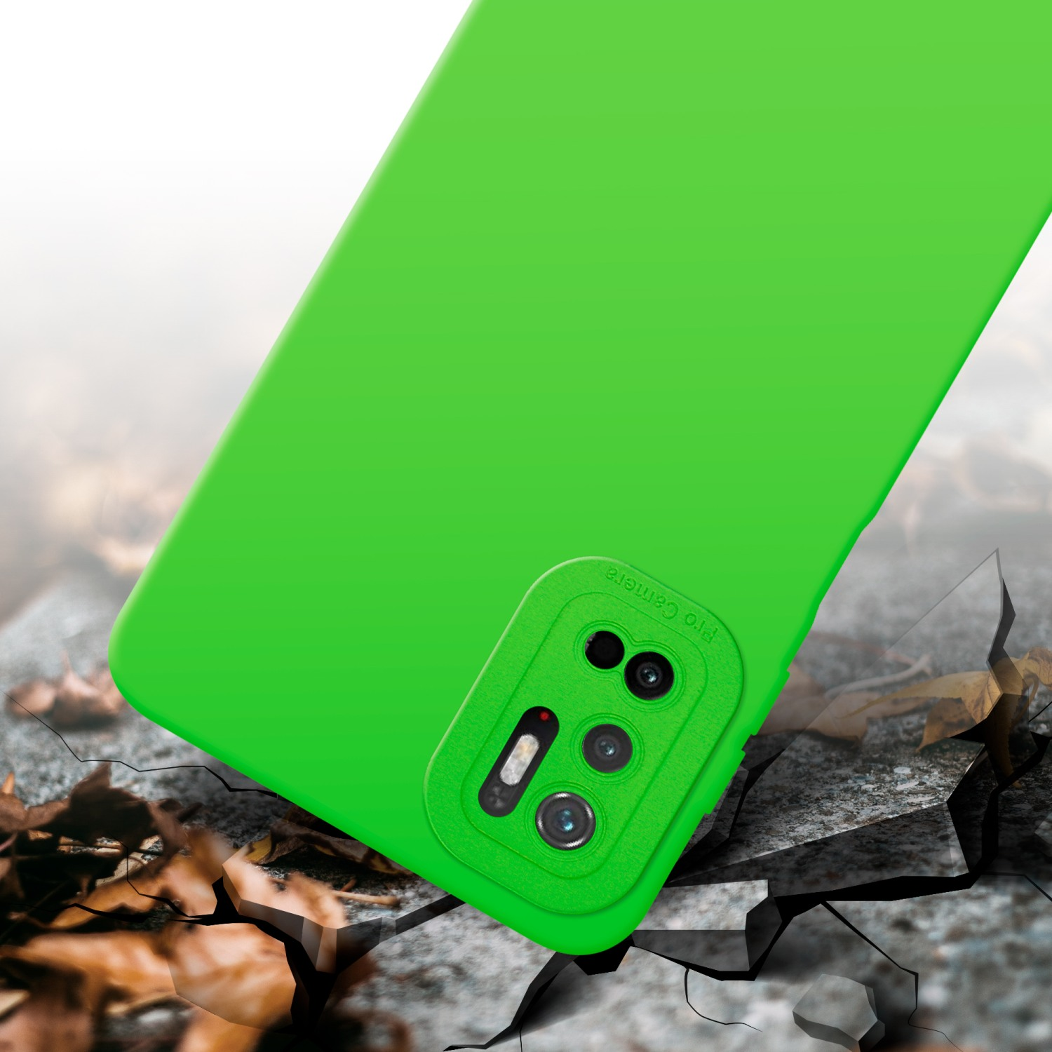 Custodia verde per telefono su terreno crepato. Dettagli della fotocamera visibili. Crepe e detriti visibili.