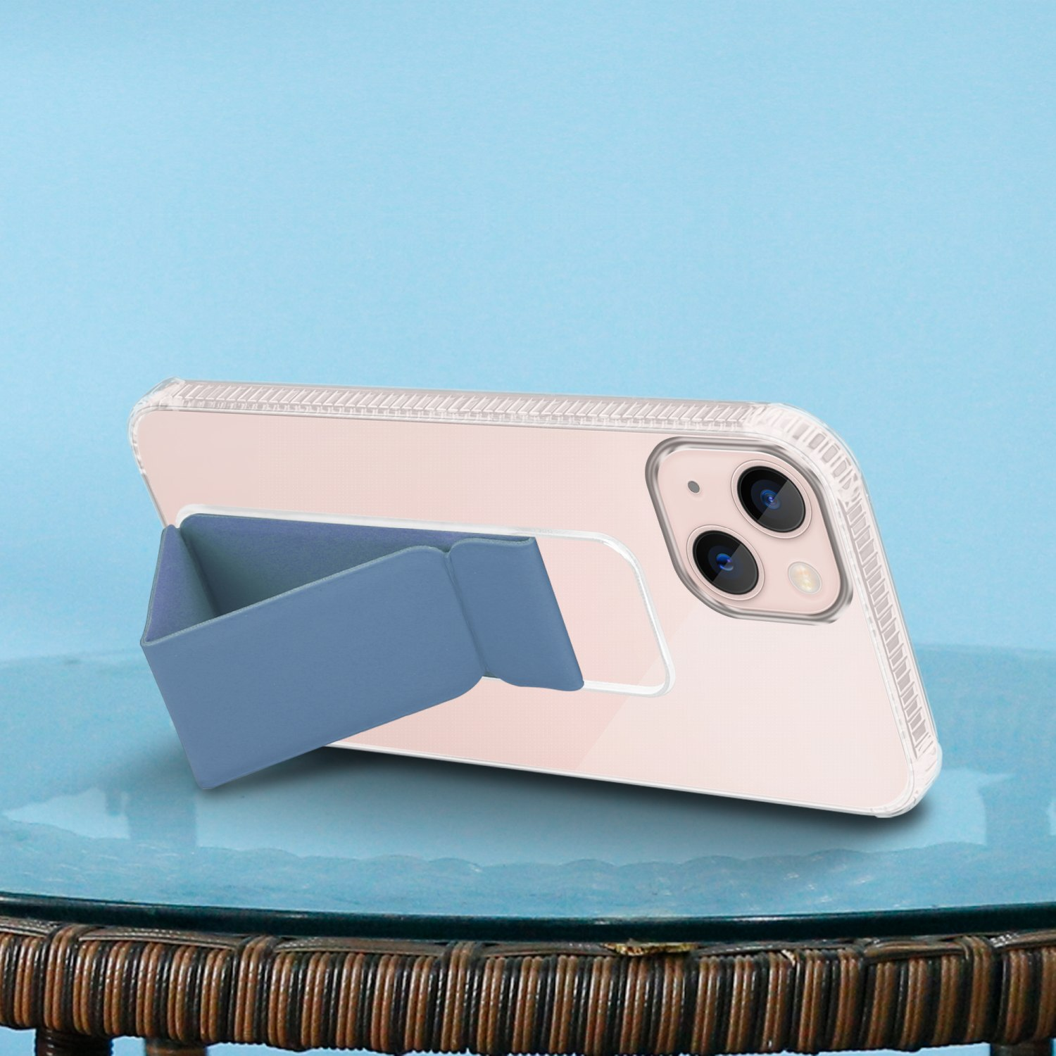Telefon mit Telefonständer. Hellrosa Hülle. Hellblauer Ständer. Blauer Hintergrund.
