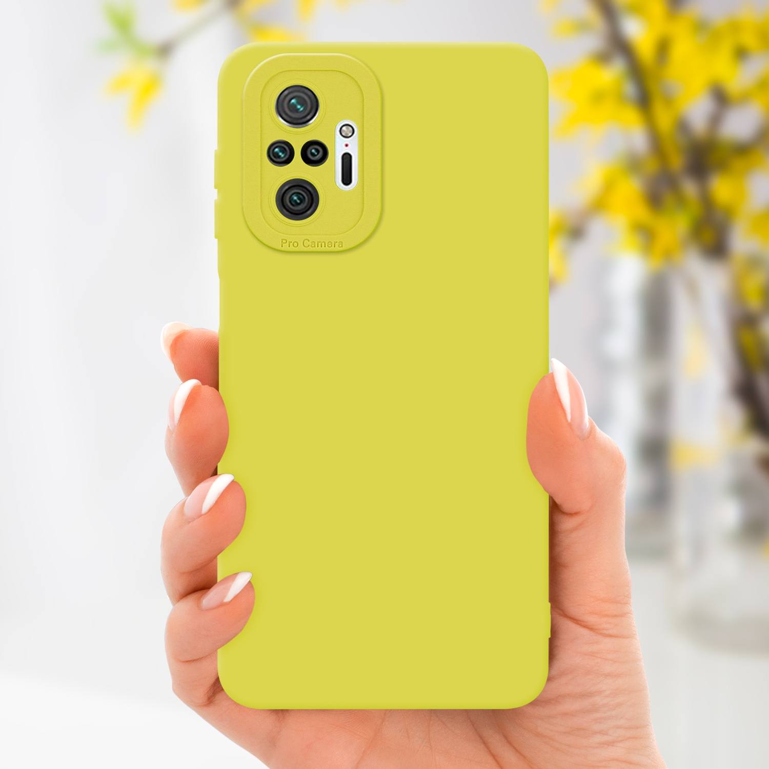 Una mano tiene una custodia gialla per telefono. Lo sfondo mostra fiori gialli.