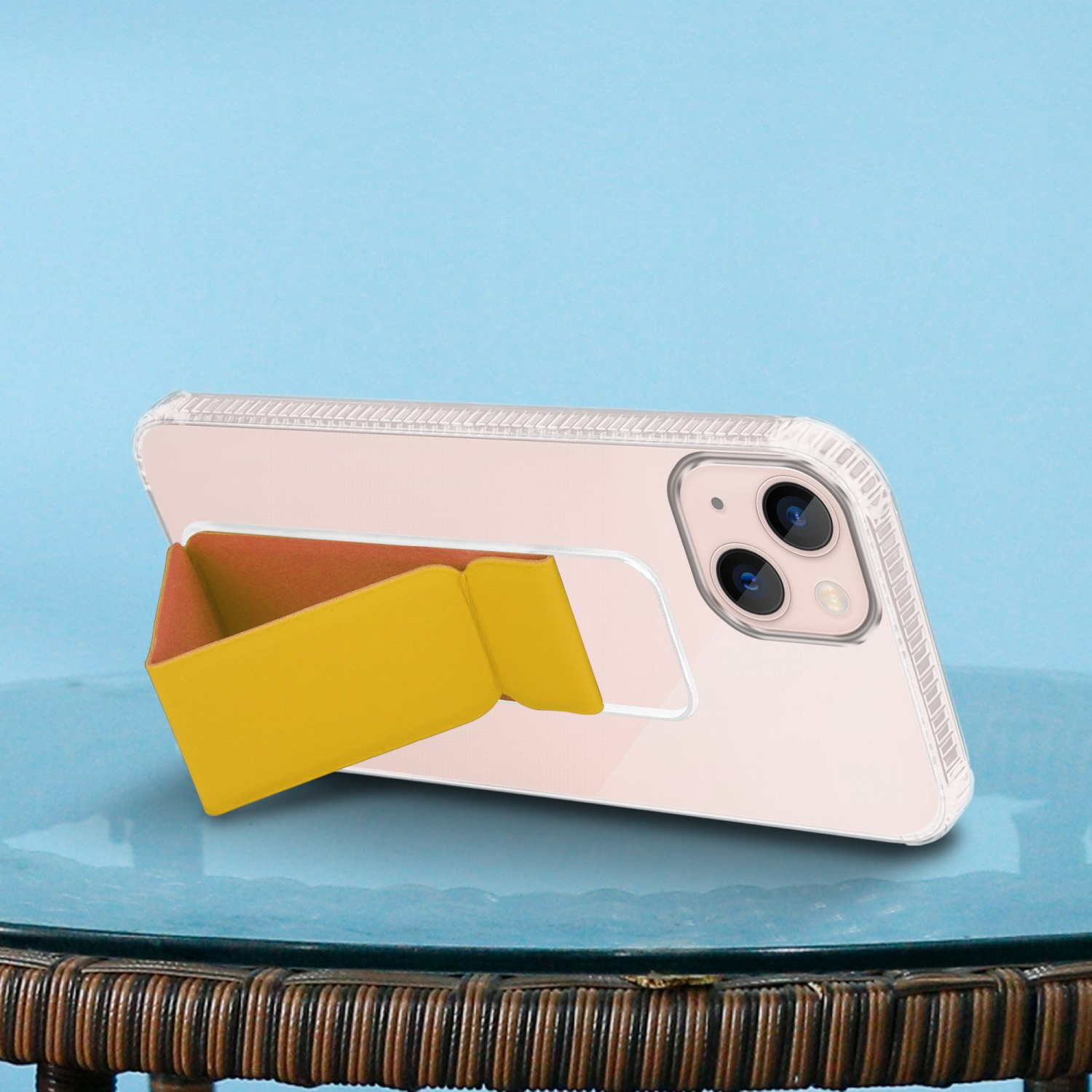Ein Telefon, das mit einem gelb-orangenen Ständer aufgestellt ist.