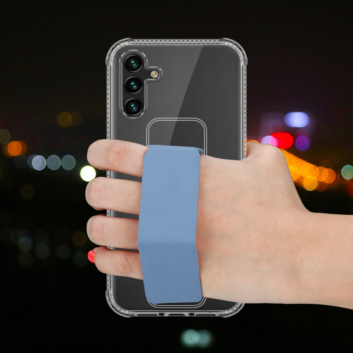 Hand hält Telefon mit klarer Hülle und blauem Griff. Dunkler, verschwommener Hintergrund.