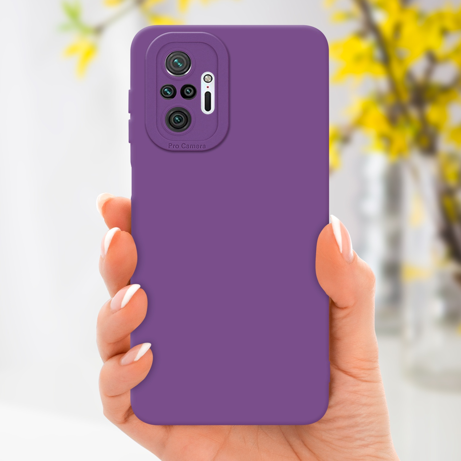 Una mano che tiene una custodia per telefono viola con una protuberanza per la fotocamera. Fiori gialli sullo sfondo.
