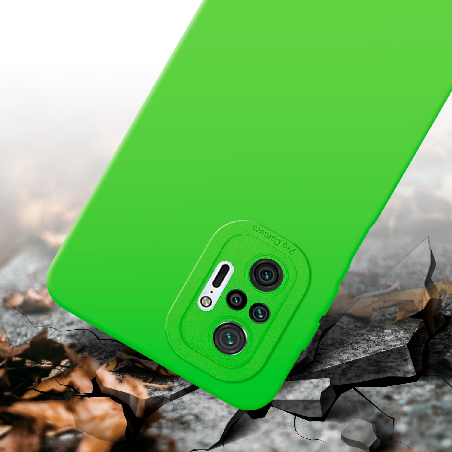 Custodia verde per telefono su superficie crepata con modulo fotocamera. Lo sfondo è una superficie crepata.