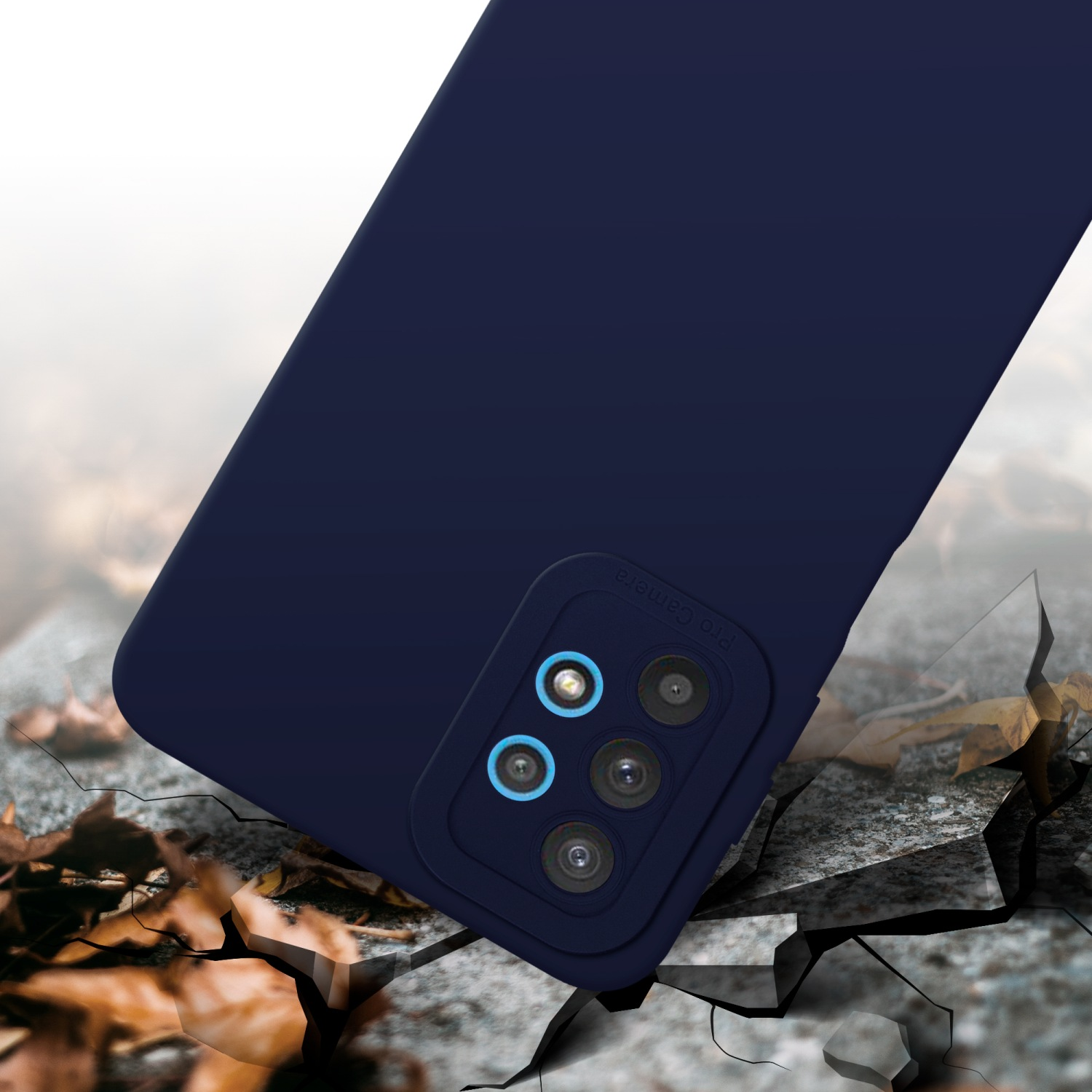 Coque bleu marine, sol fissuré et une caméra.