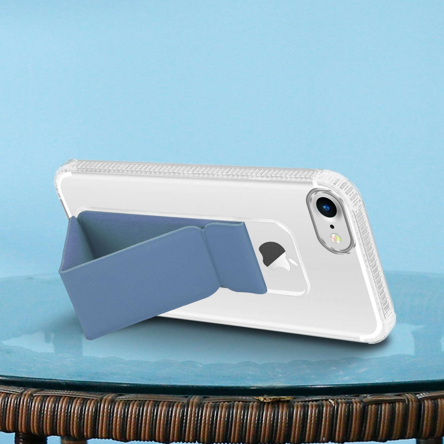 Telefon in einer durchsichtigen Hülle mit blauem Ständer, auf einer Oberfläche mit blauem Hintergrund.