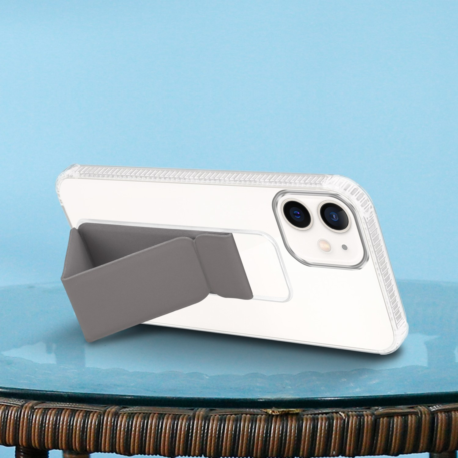 Weißes Telefon mit grauem Ständer. Vor blauem Hintergrund.