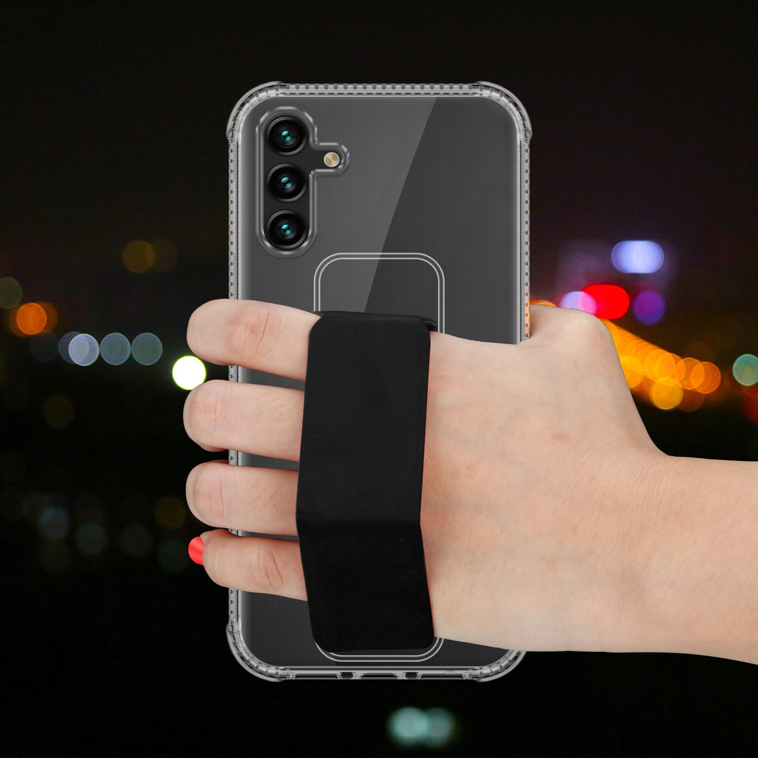 Hand hält ein Telefon mit durchsichtiger Hülle. Das Telefon hat einen schwarzen Gurt zum Halten.